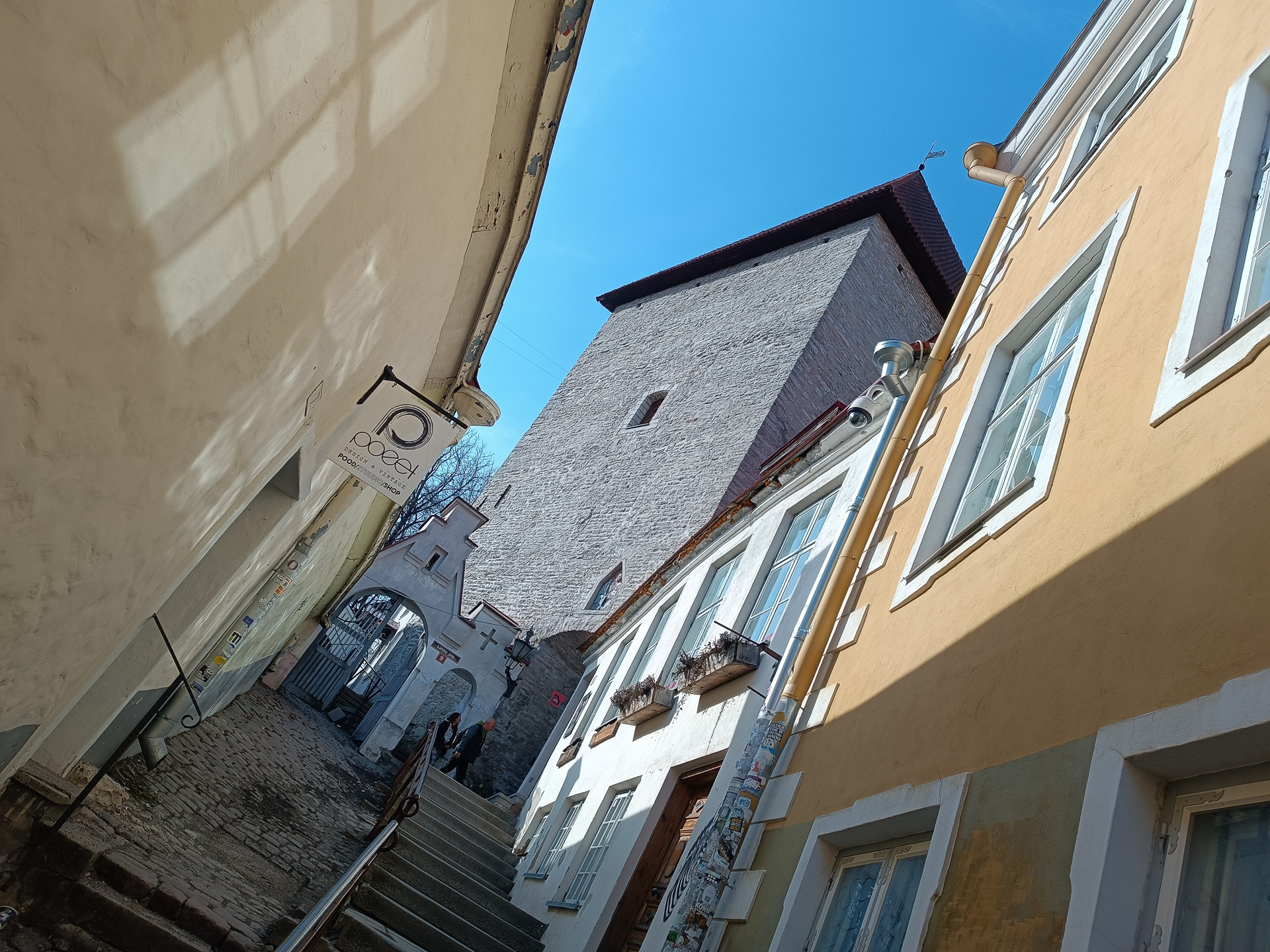 昼の旧市街と夜の旧市街。明け方と夜は特にフォトジェニック