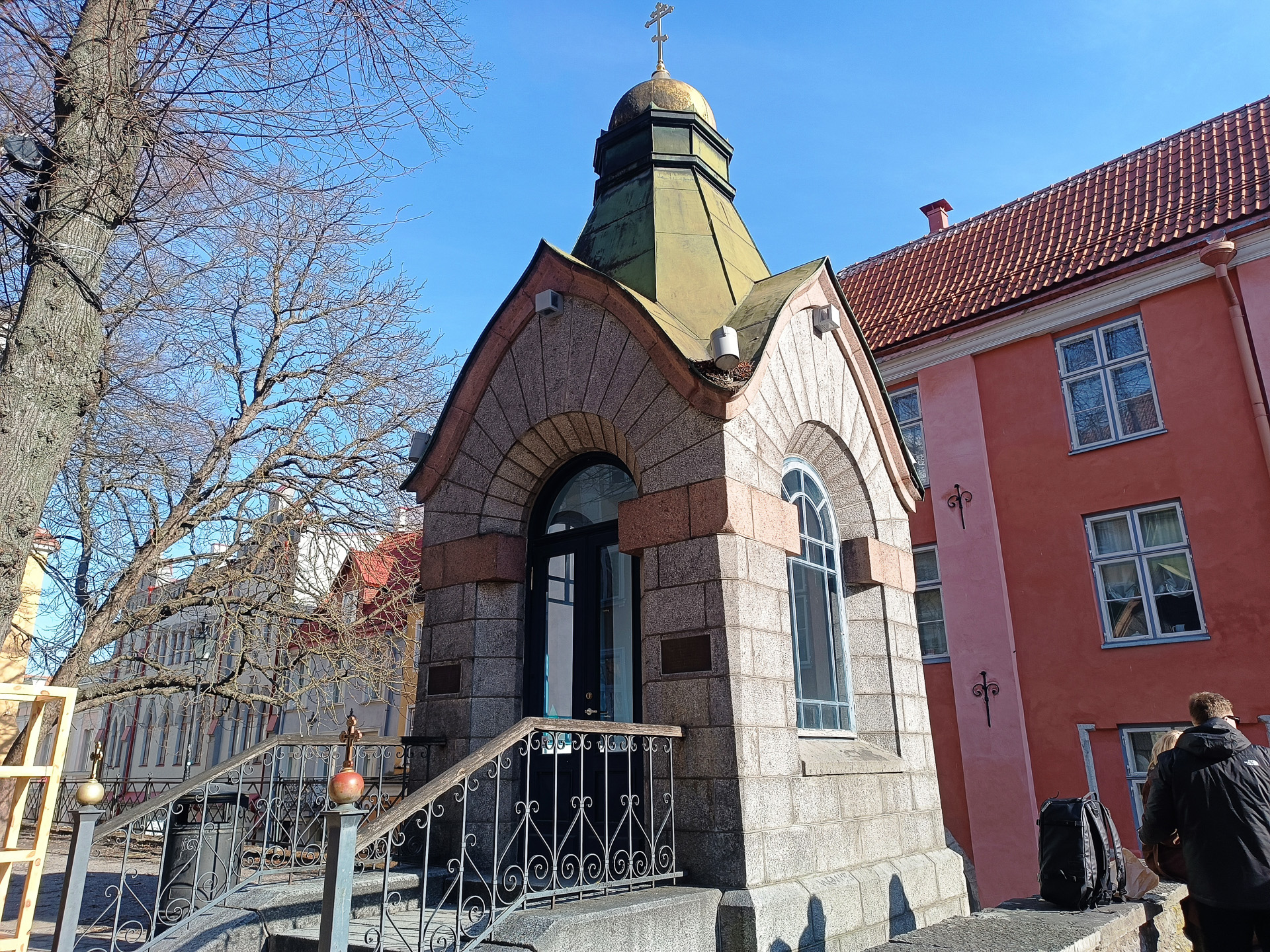 昼の旧市街と夜の旧市街。明け方と夜は特にフォトジェニック