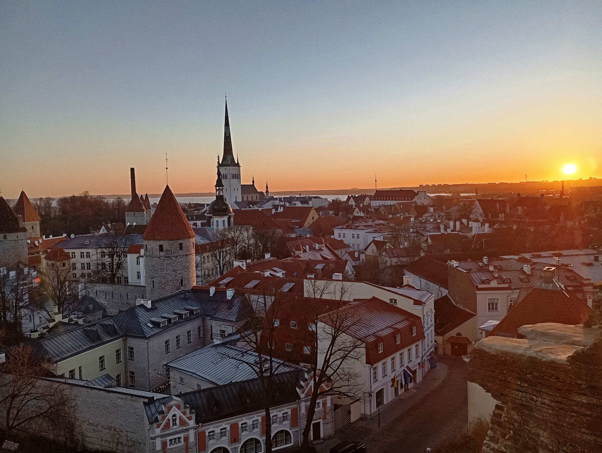 昼の旧市街と夜の旧市街。明け方と夜は特にフォトジェニック