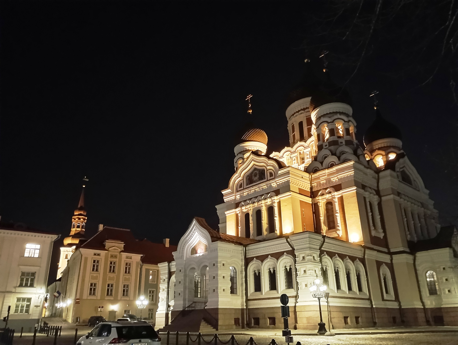 昼の旧市街と夜の旧市街。明け方と夜は特にフォトジェニック