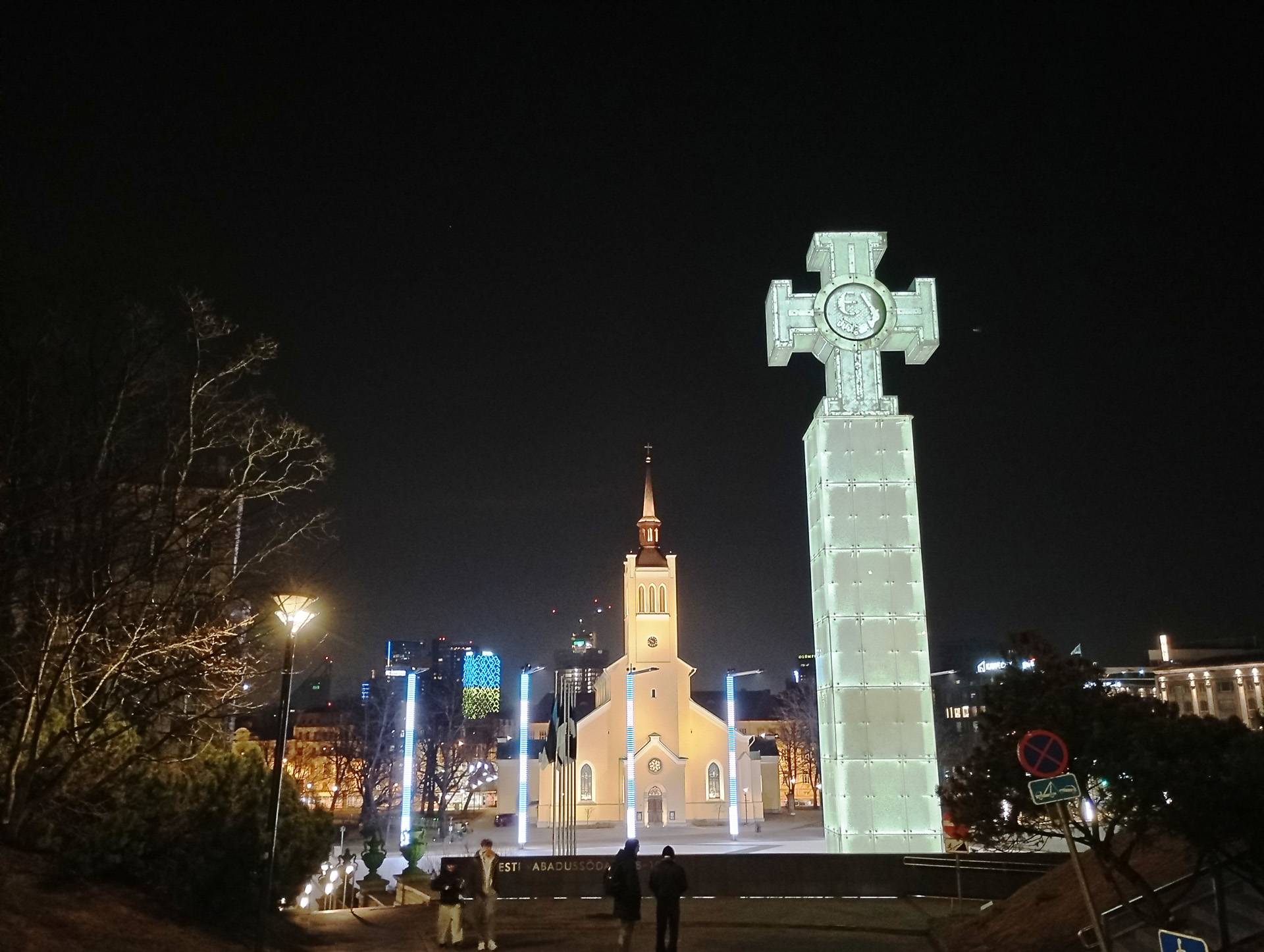 昼の旧市街と夜の旧市街。明け方と夜は特にフォトジェニック