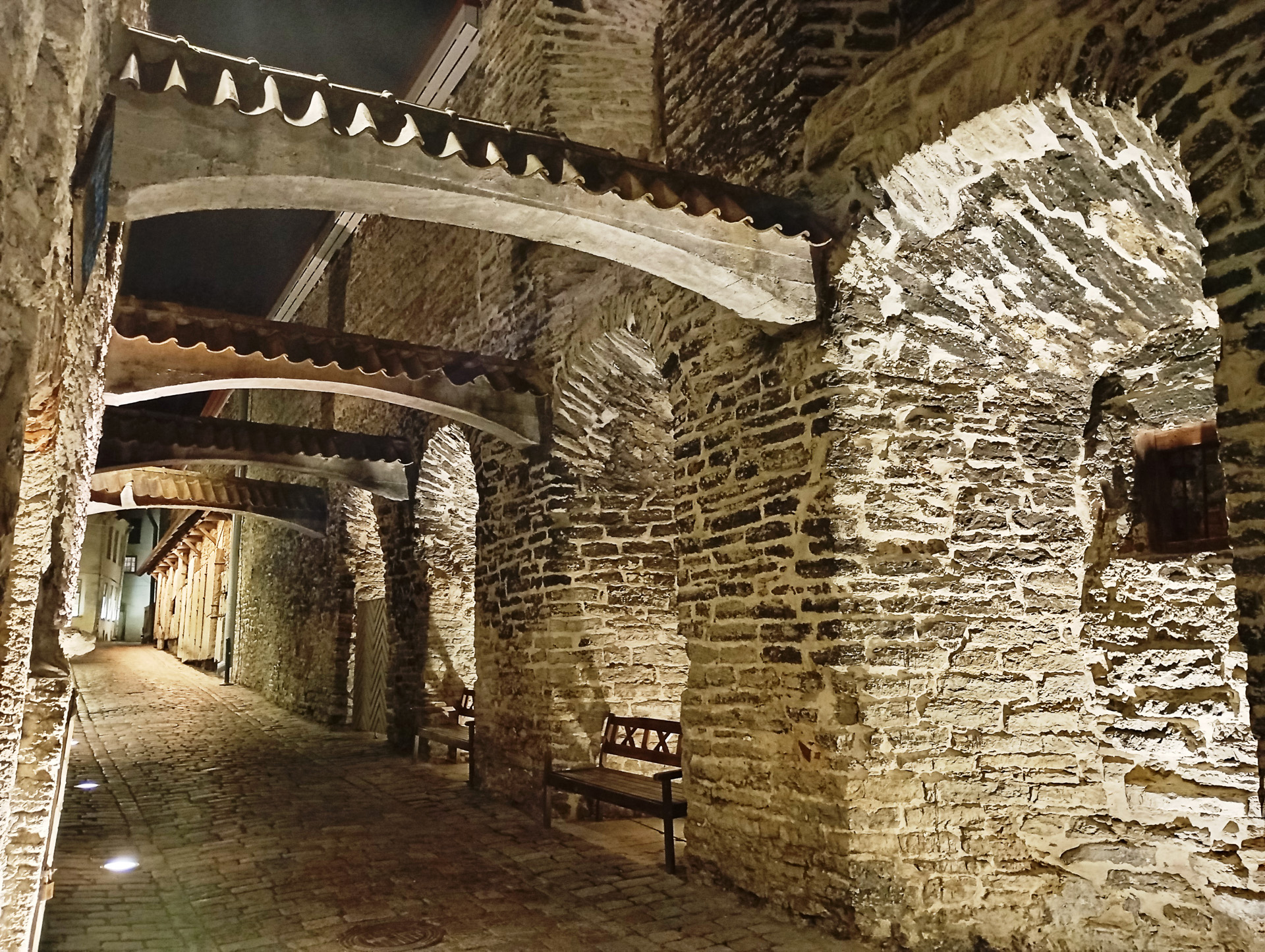 昼の旧市街と夜の旧市街。明け方と夜は特にフォトジェニック