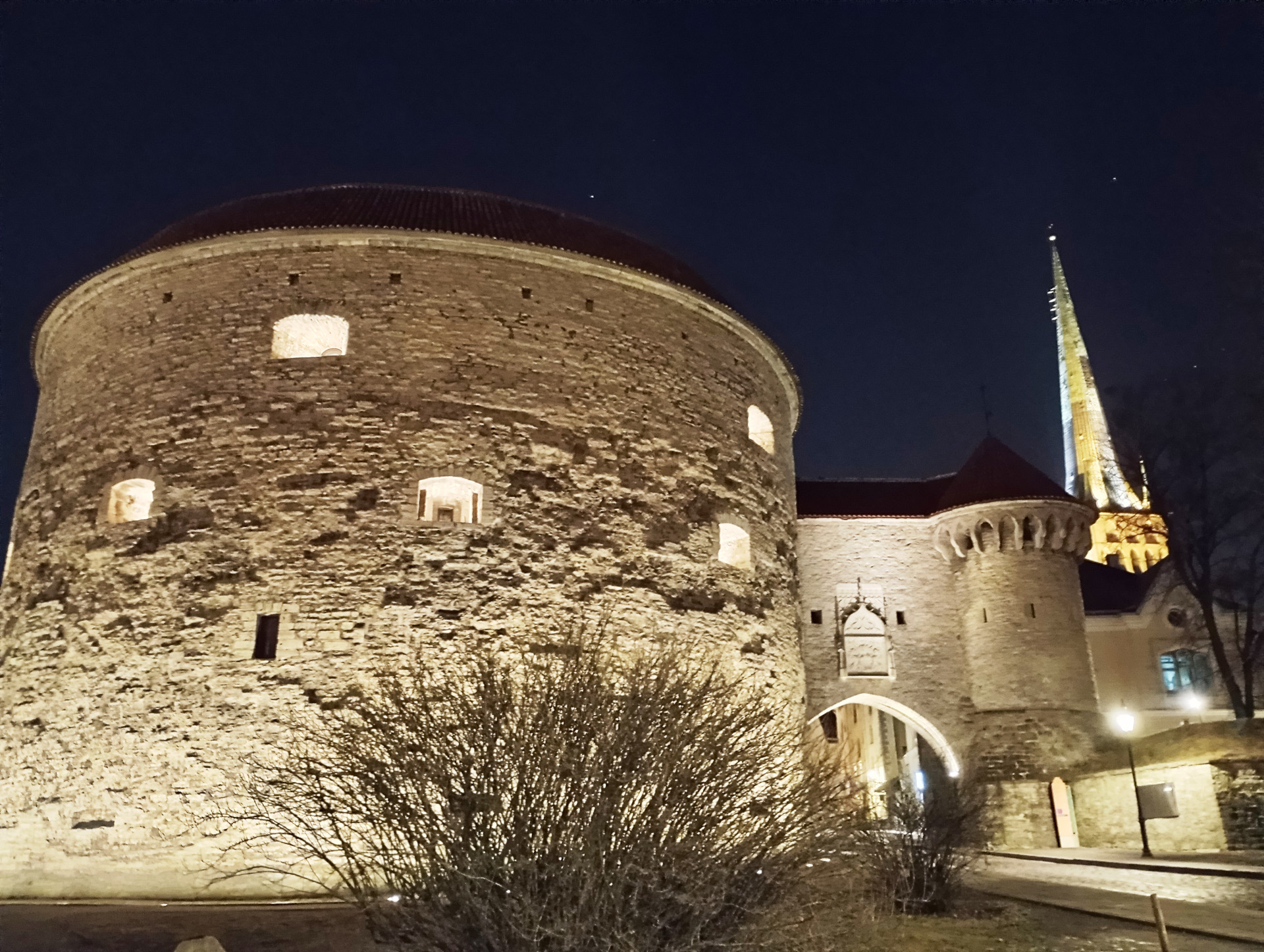 昼の旧市街と夜の旧市街。明け方と夜は特にフォトジェニック