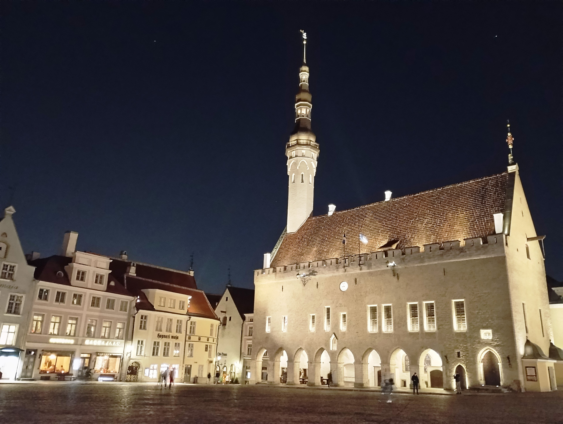 昼の旧市街と夜の旧市街。明け方と夜は特にフォトジェニック