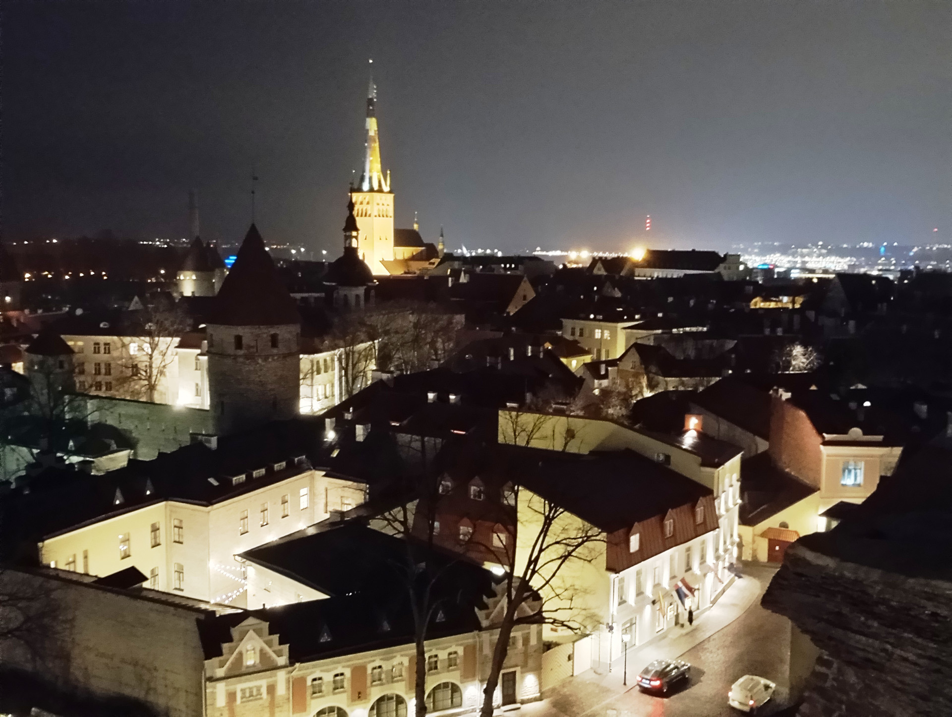 昼の旧市街と夜の旧市街。明け方と夜は特にフォトジェニック