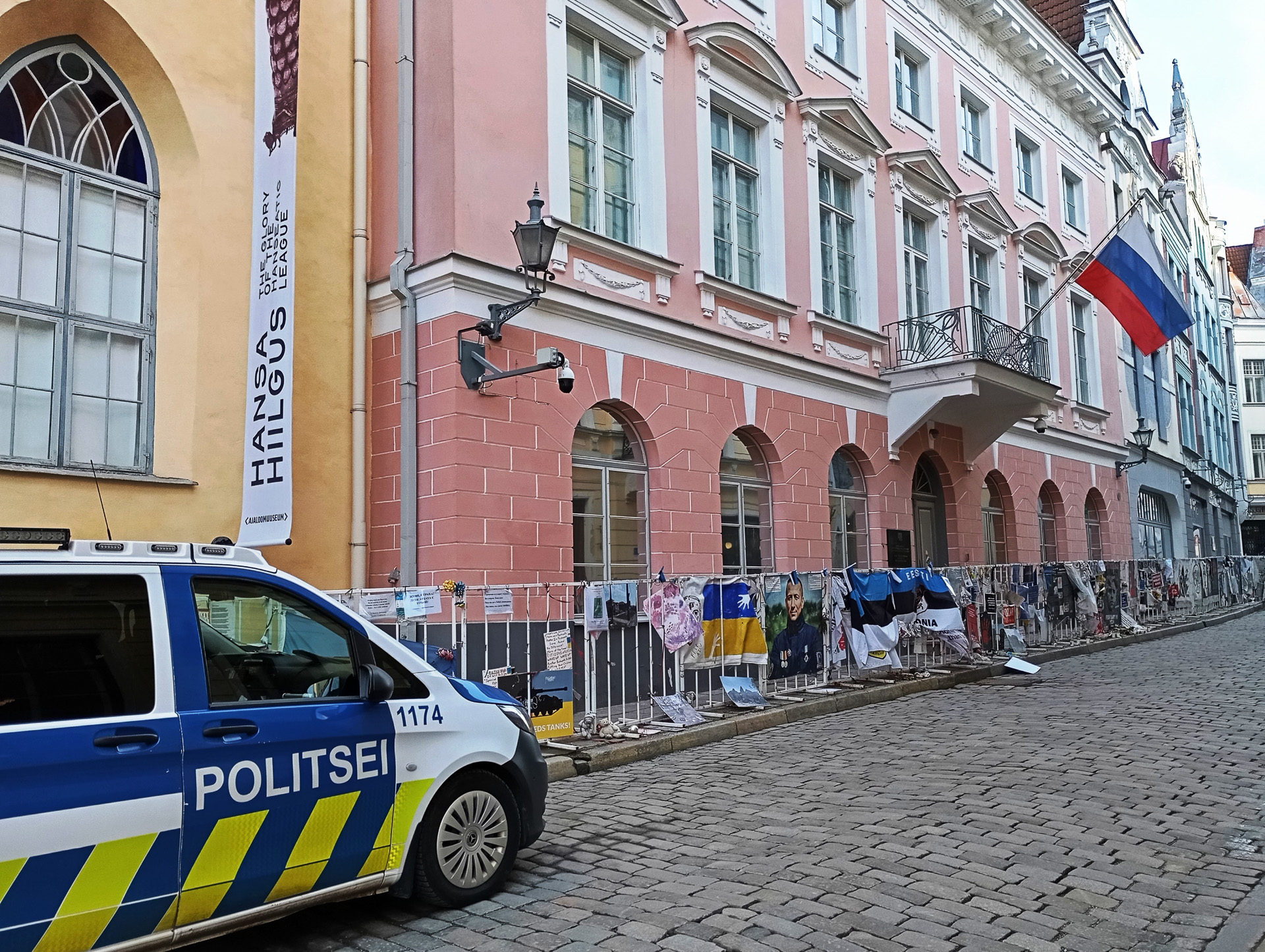 ラトビア同様、ロシア大使館前は抗議のメッセージがたくさん