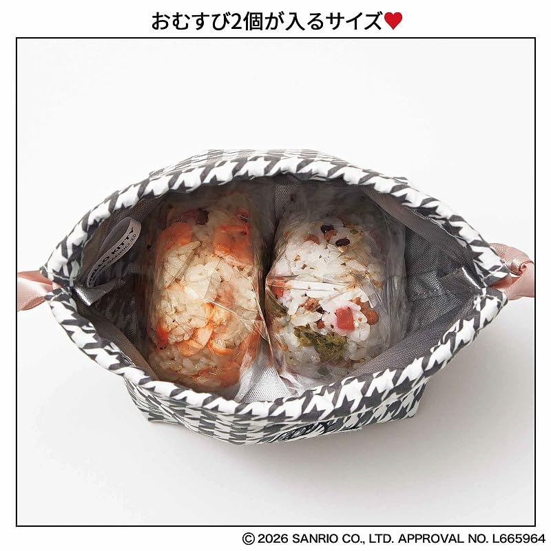 千鳥格子柄がかわいい巾着にも保冷効果があり、おむすび2個が入るサイズ感。ミニカップのデザートや惣菜を入れても○