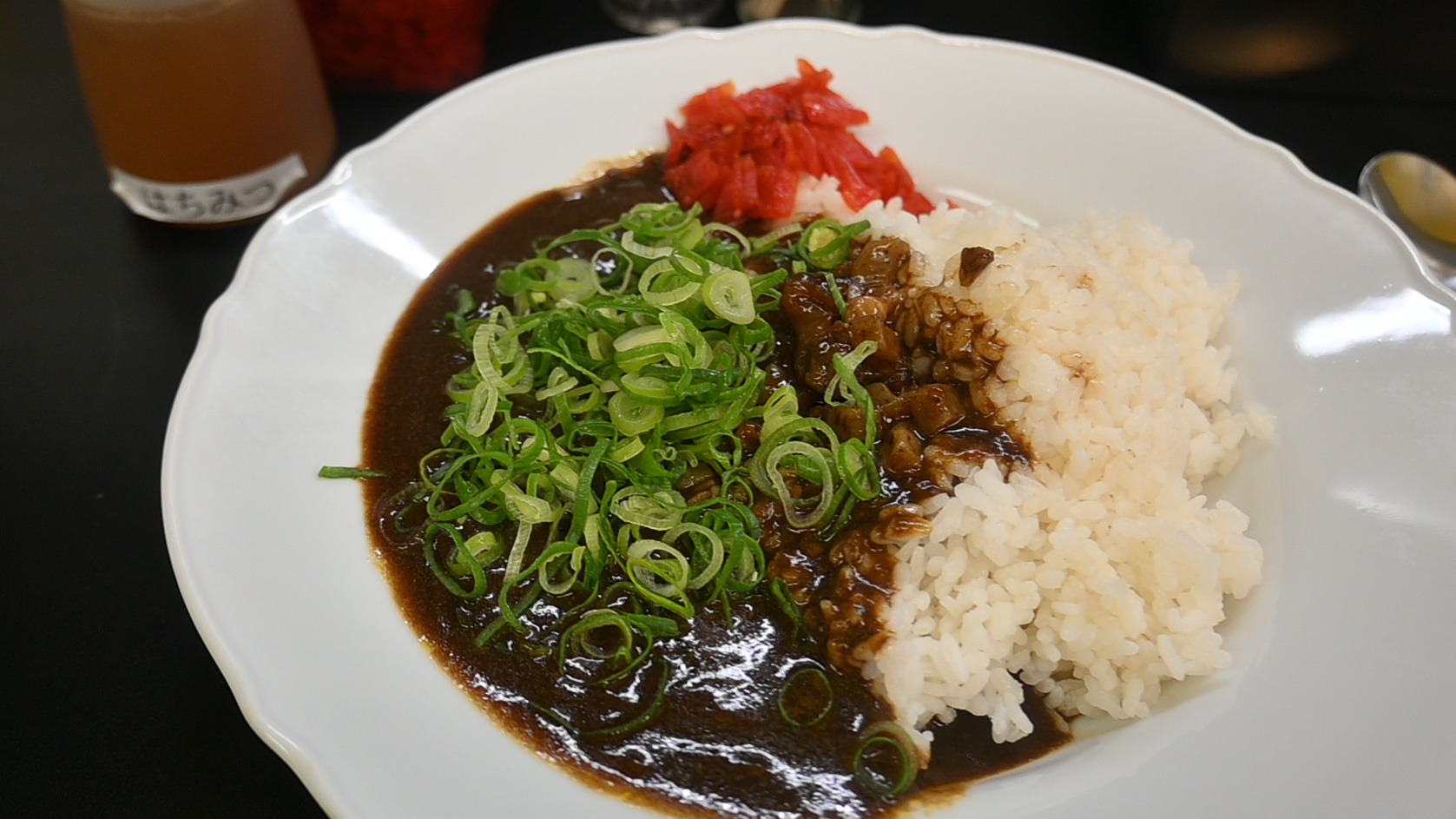 名物の「ぼっかけカレー」。ハチミツは無料