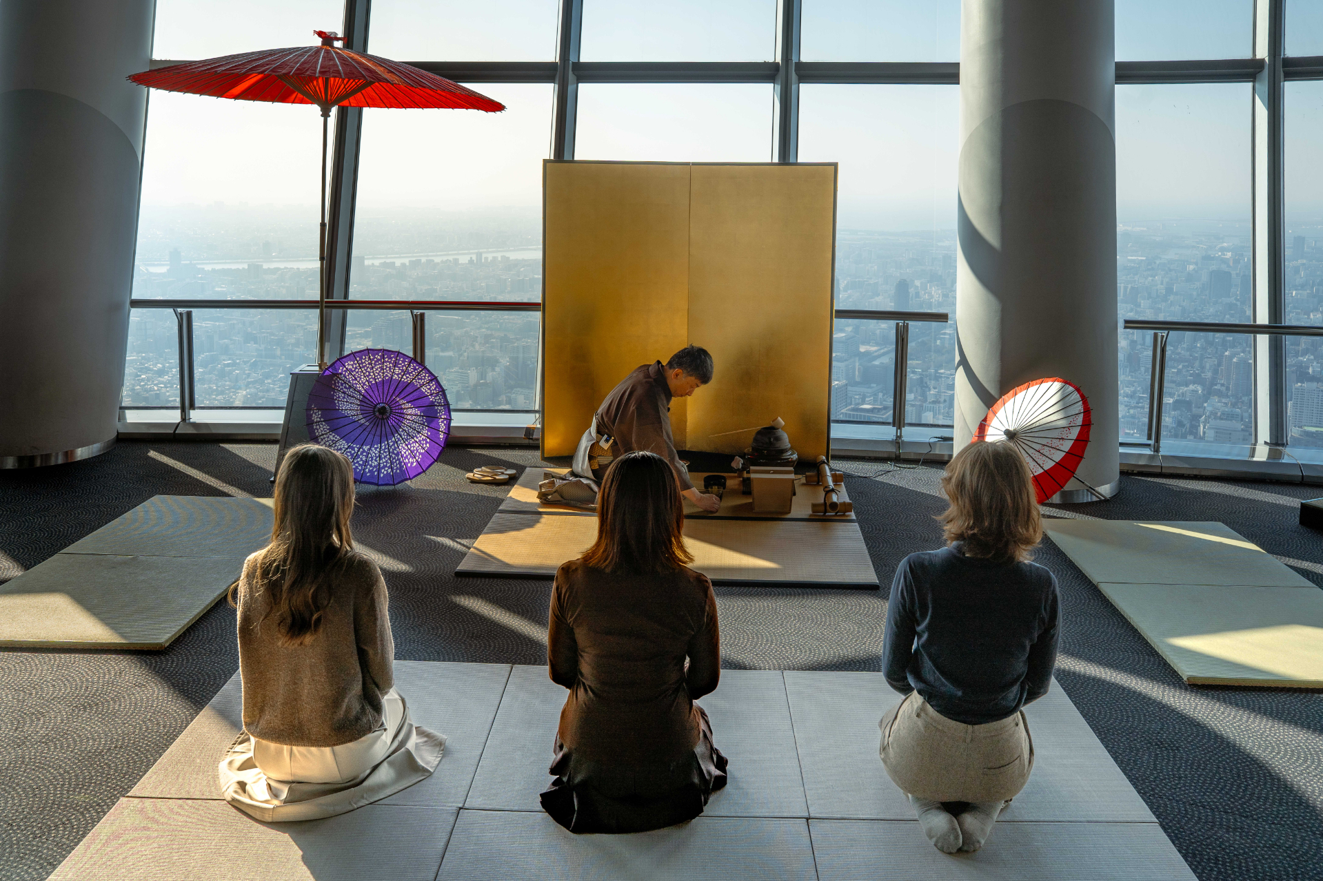 朝の天望デッキを貸切で行なう「新茶の季を味わう 〜東京・空茶会〜」。抹茶の点て方や茶会の所作を楽しみながら学べる。参加料は6500円（天望デッキ・天望回廊入場料込み）、4月10日11時から先着販売