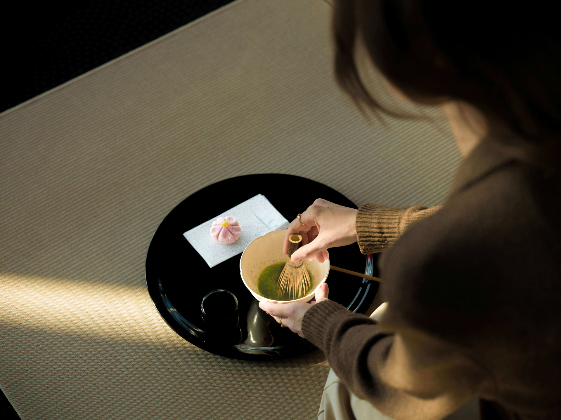 朝の天望デッキを貸切で行なう「新茶の季を味わう 〜東京・空茶会〜」。抹茶の点て方や茶会の所作を楽しみながら学べる。参加料は6500円（天望デッキ・天望回廊入場料込み）、4月10日11時から先着販売