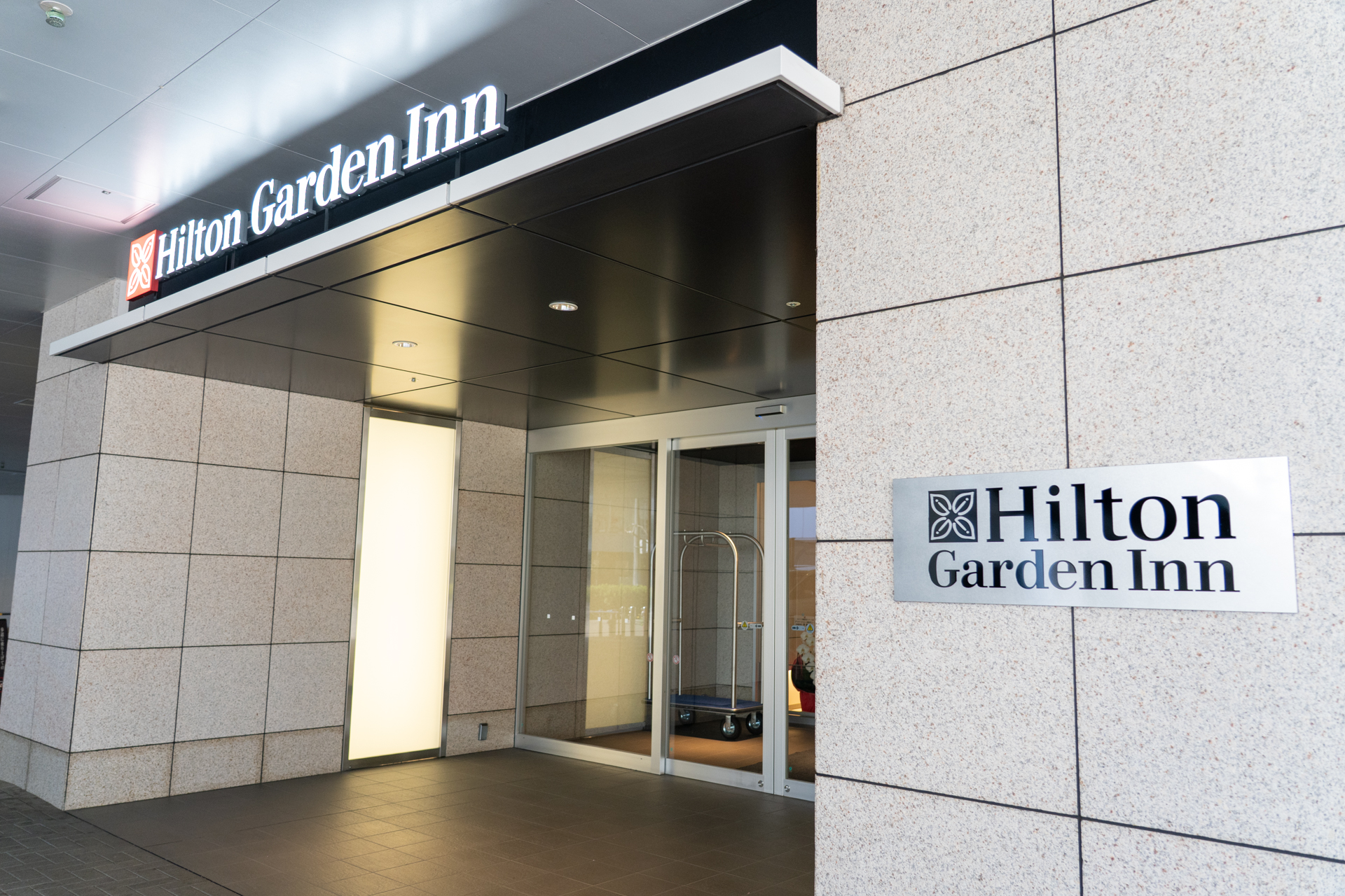 ホテルの1階部分（建物内）にはセブン-イレブンやタイムズカーのステーション