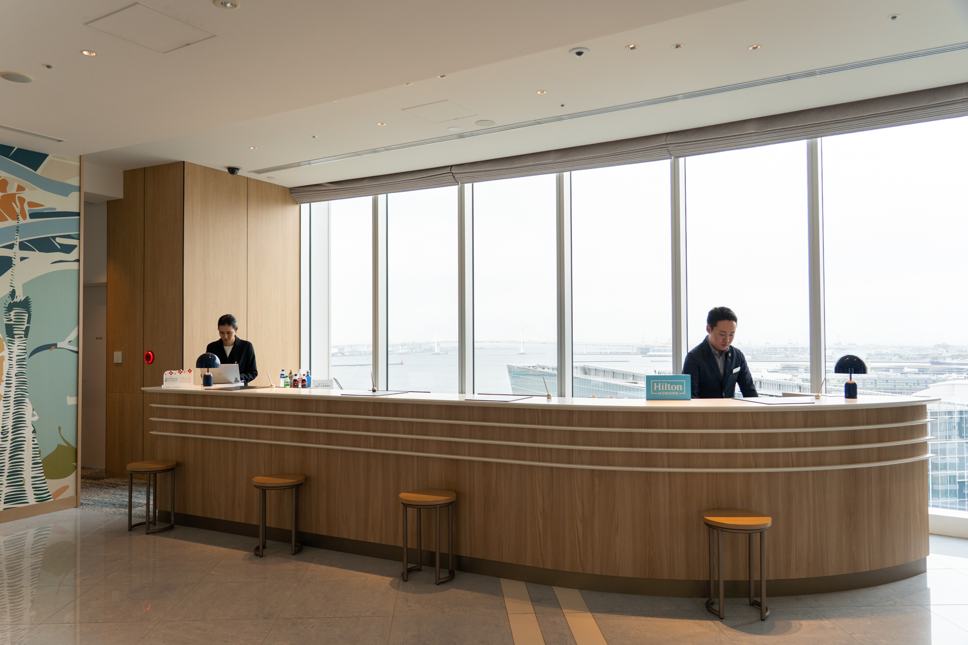 最上階20階にあるフロントロビー。東向きなので午前中は太陽の光が降り注ぐ明るい空間