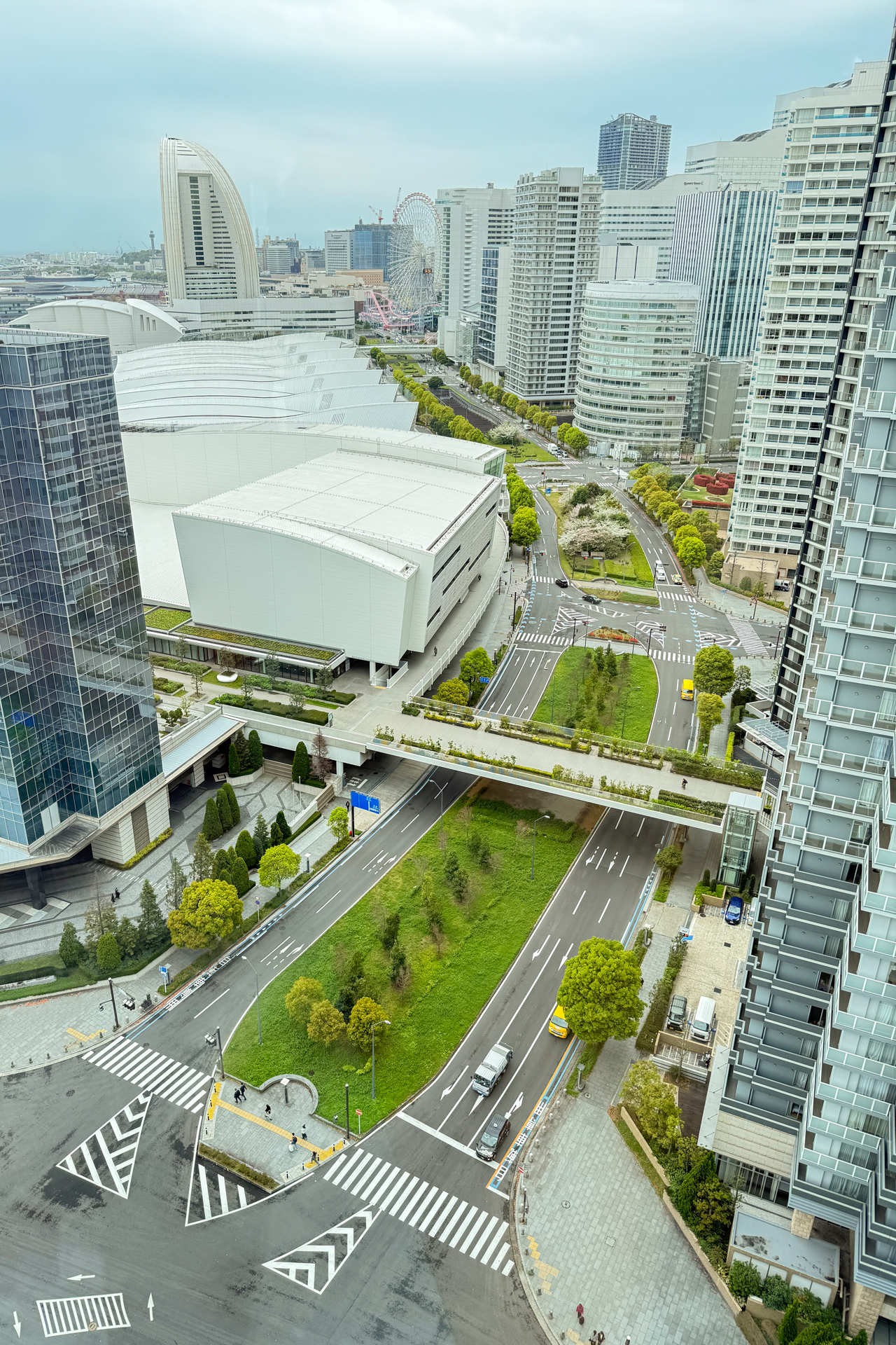 横浜みなとみらいの大観覧車方面