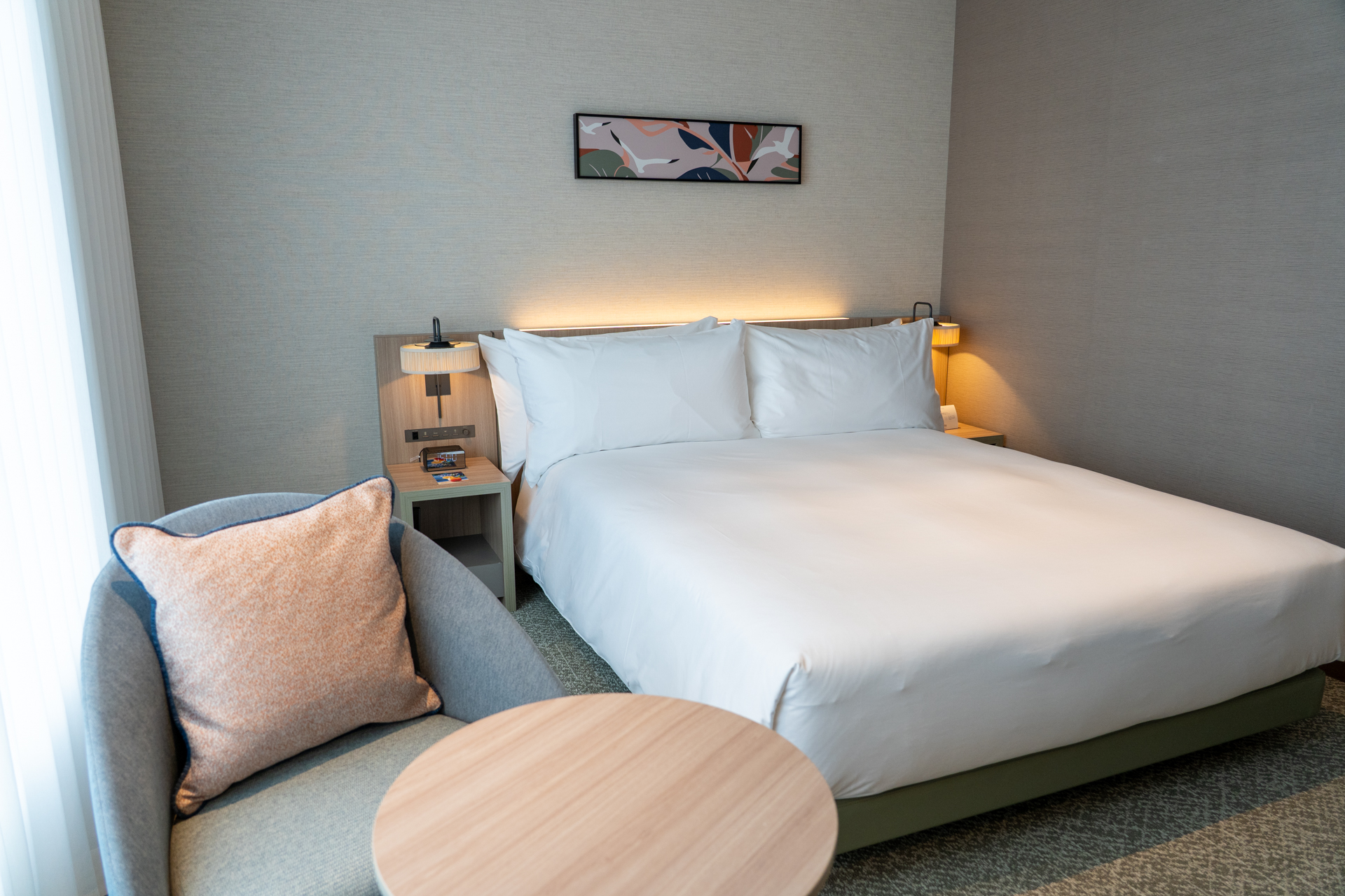 心が落ち着く淡いトーンでまとめられた客室