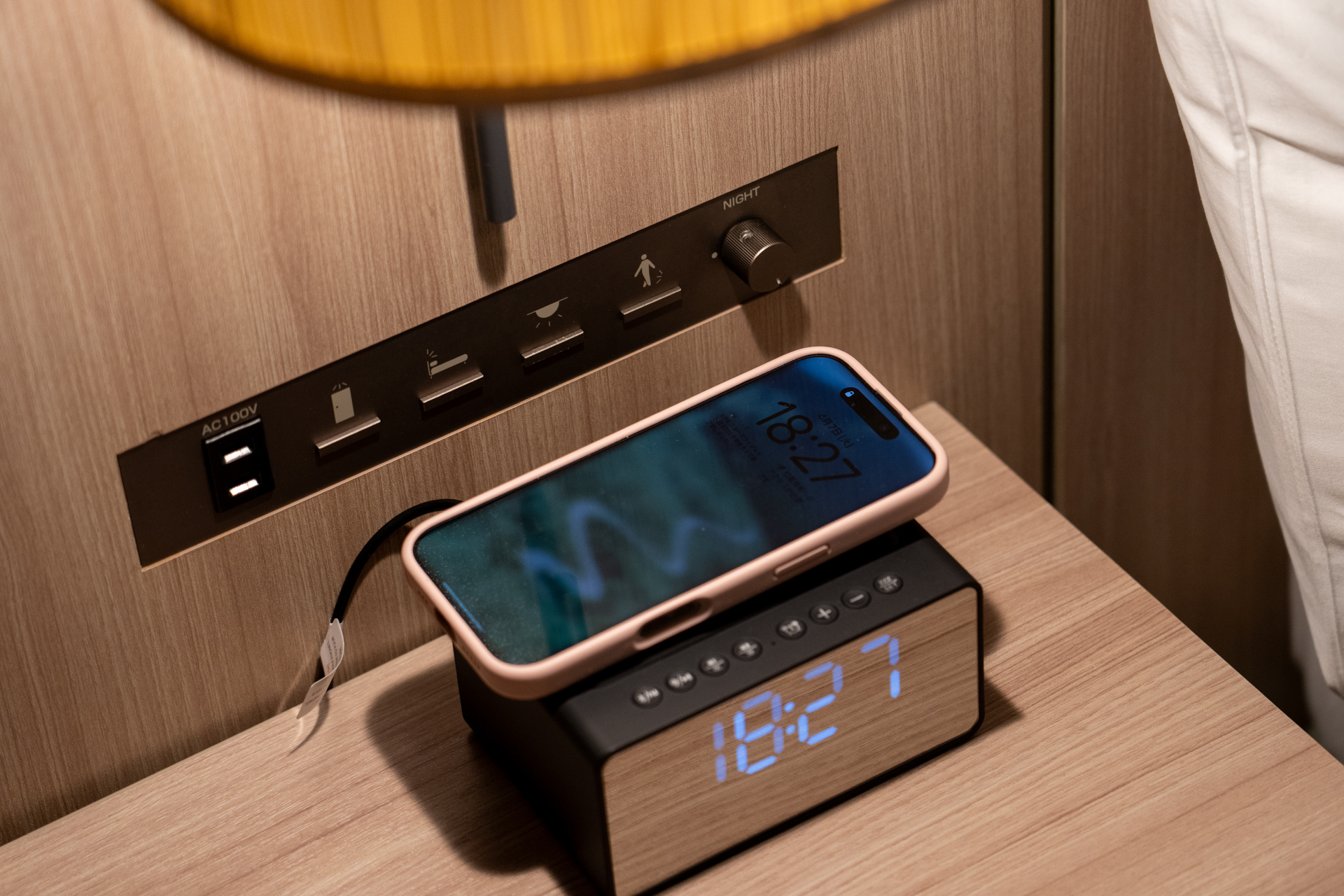 ベッドサイドにUSB充電ポートはないのですが、ワイヤレス充電（Qi）付きの目覚まし時計がありました