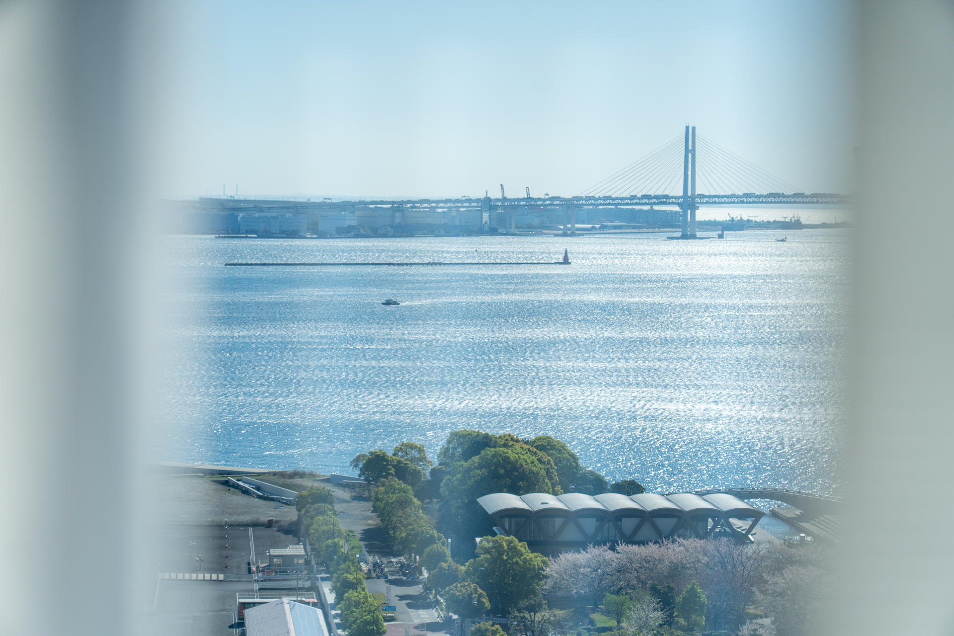 窓の左側にはベイブリッジ方面