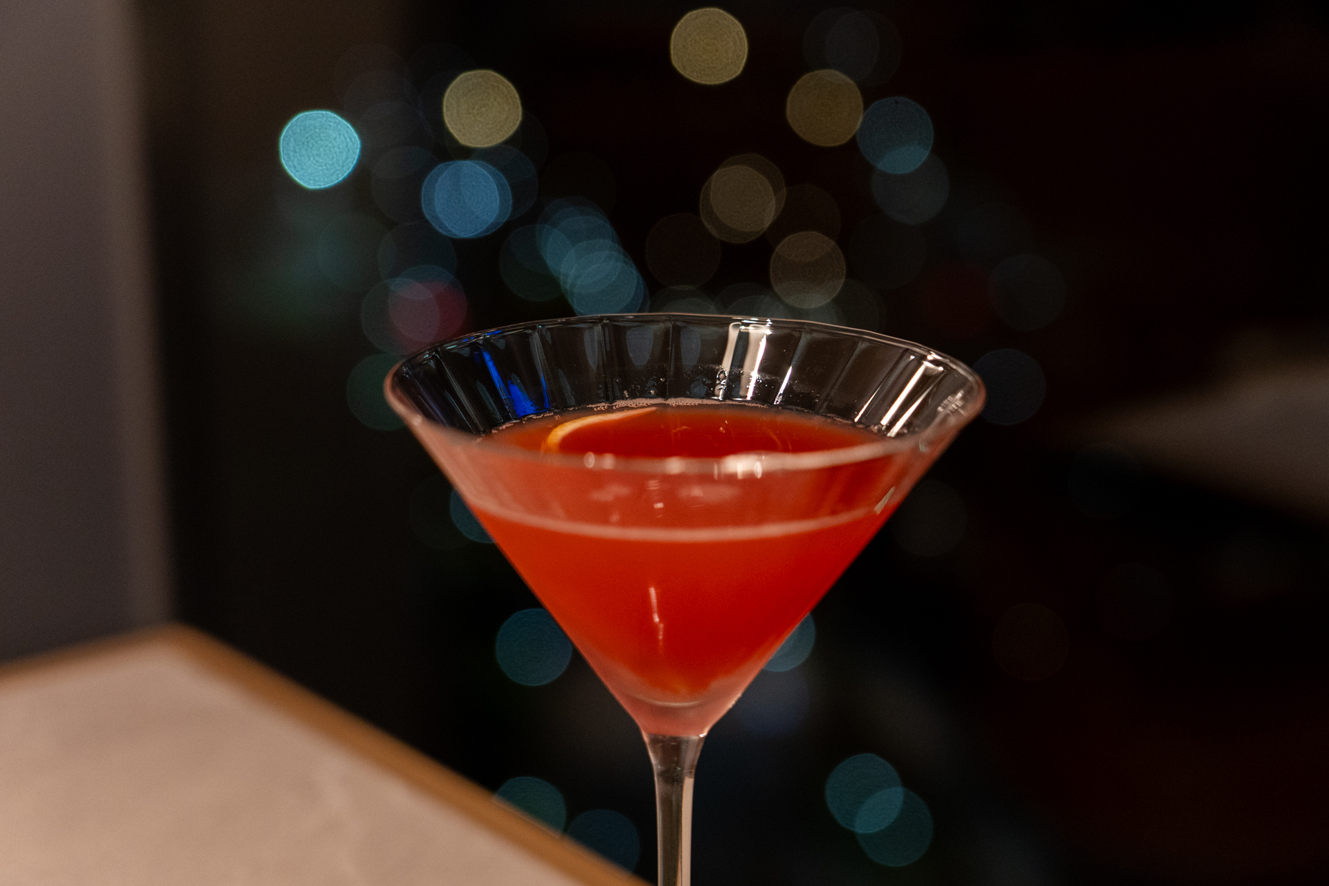 横浜の夕景をオレンジとウォッカで表現したシグネチャーカクテル「横浜サンセット」（950円）