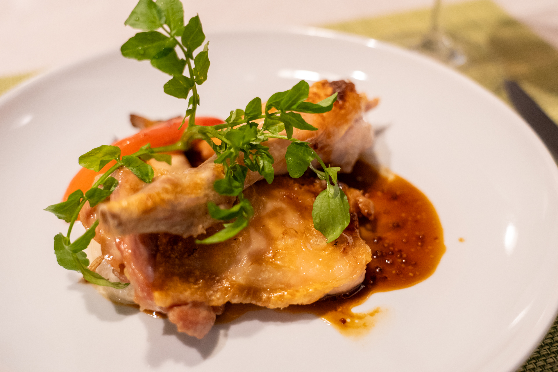 メインディッシュに「骨付き鶏腿肉のグリル ハニーマスタードソース」のディナーコースは7200円