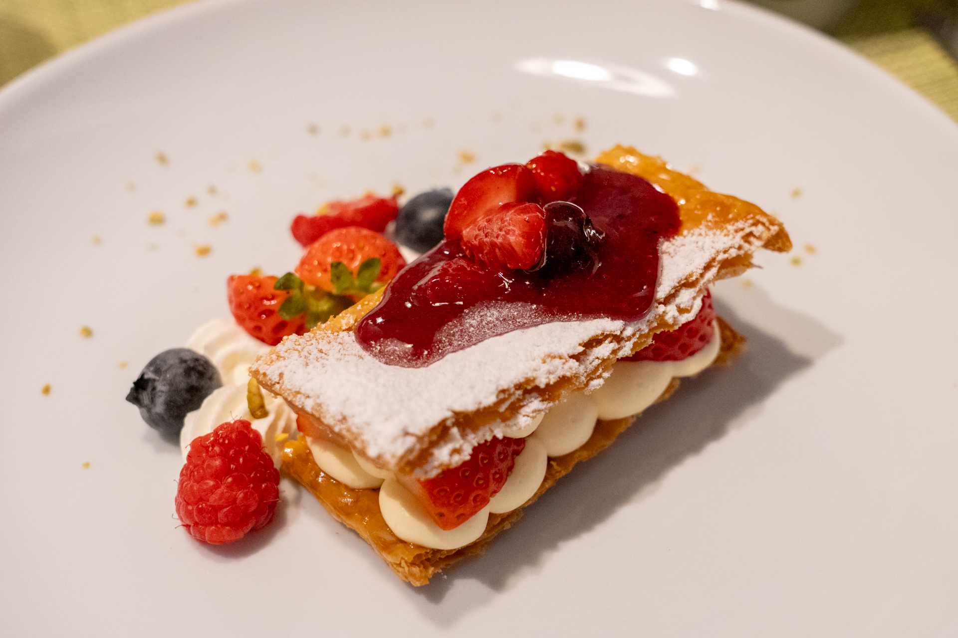 コースのデザート。この日は季節のミルフィーユ