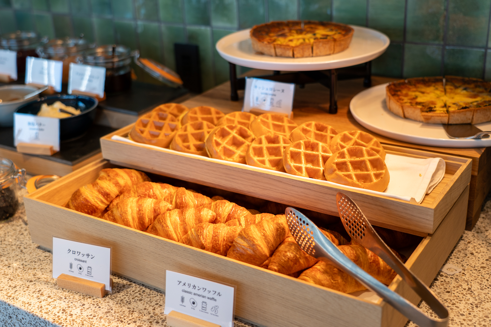 ホームメイドのキッシュとワッフル