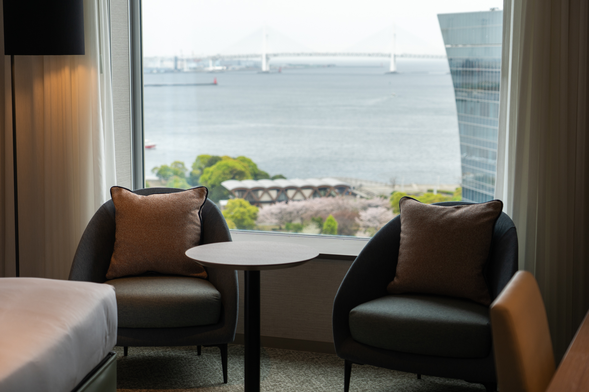 臨港パークの向こうに横浜ベイブリッジ