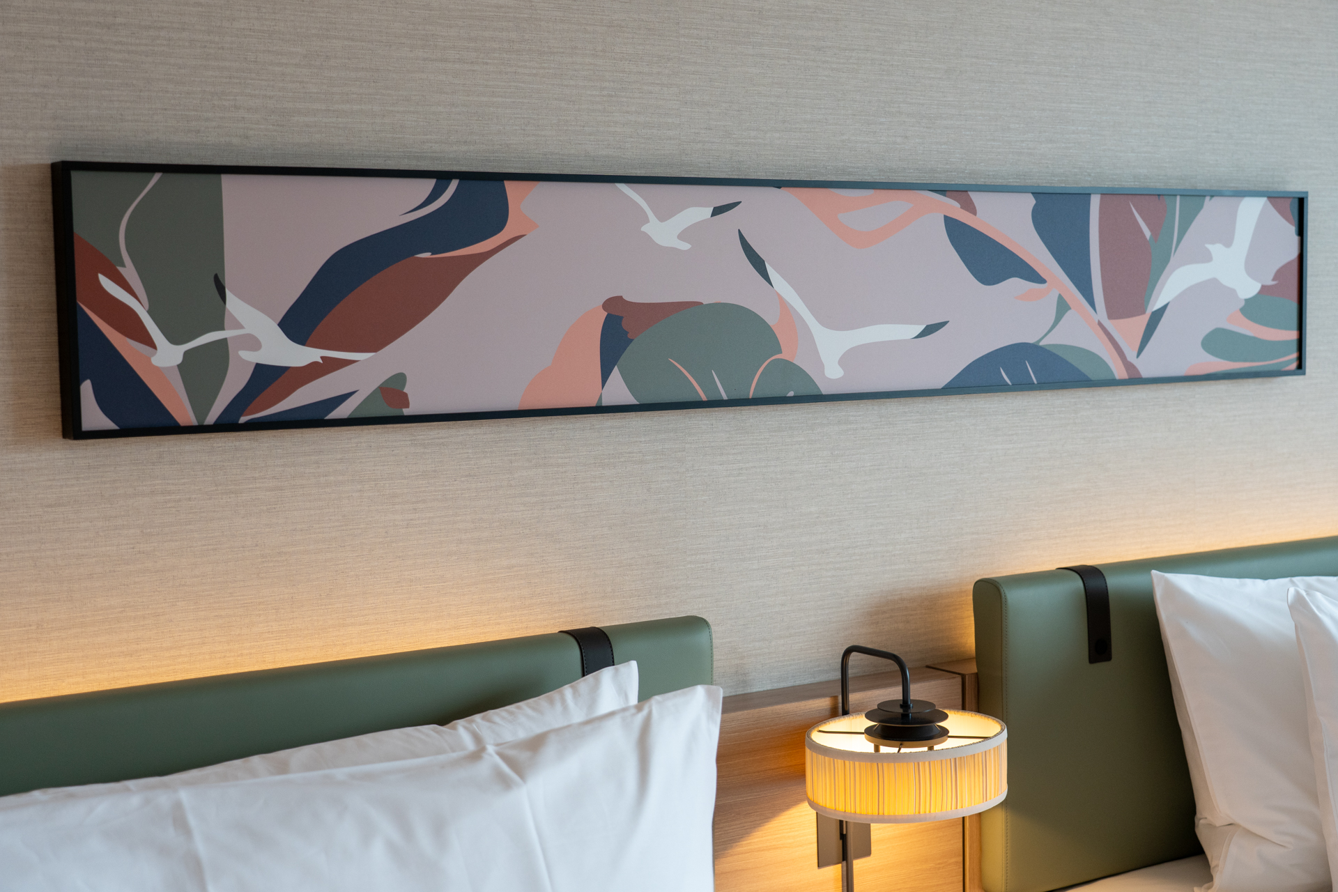 アートのモチーフは横浜を象徴するシンボルの1つ「カモメ」