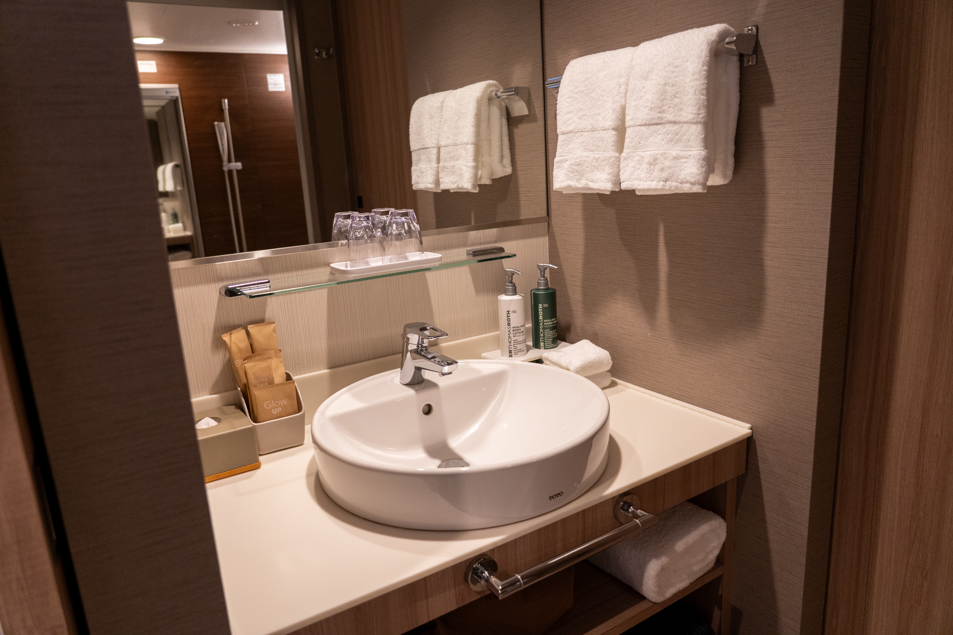 パウダールームとバスルーム