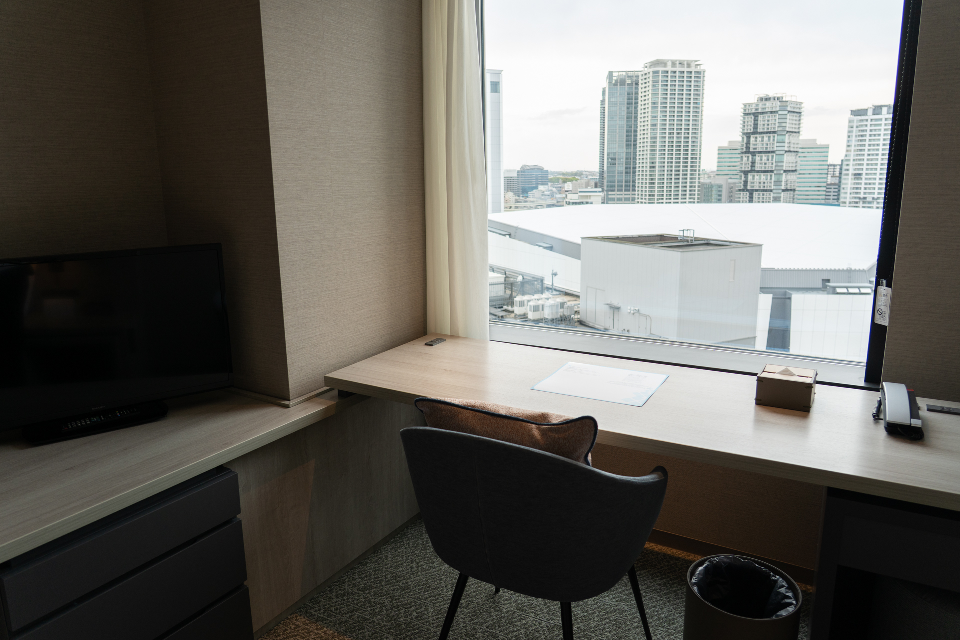 Kアリーナが目の前に見えるデスクで仕事がはかどりそう
