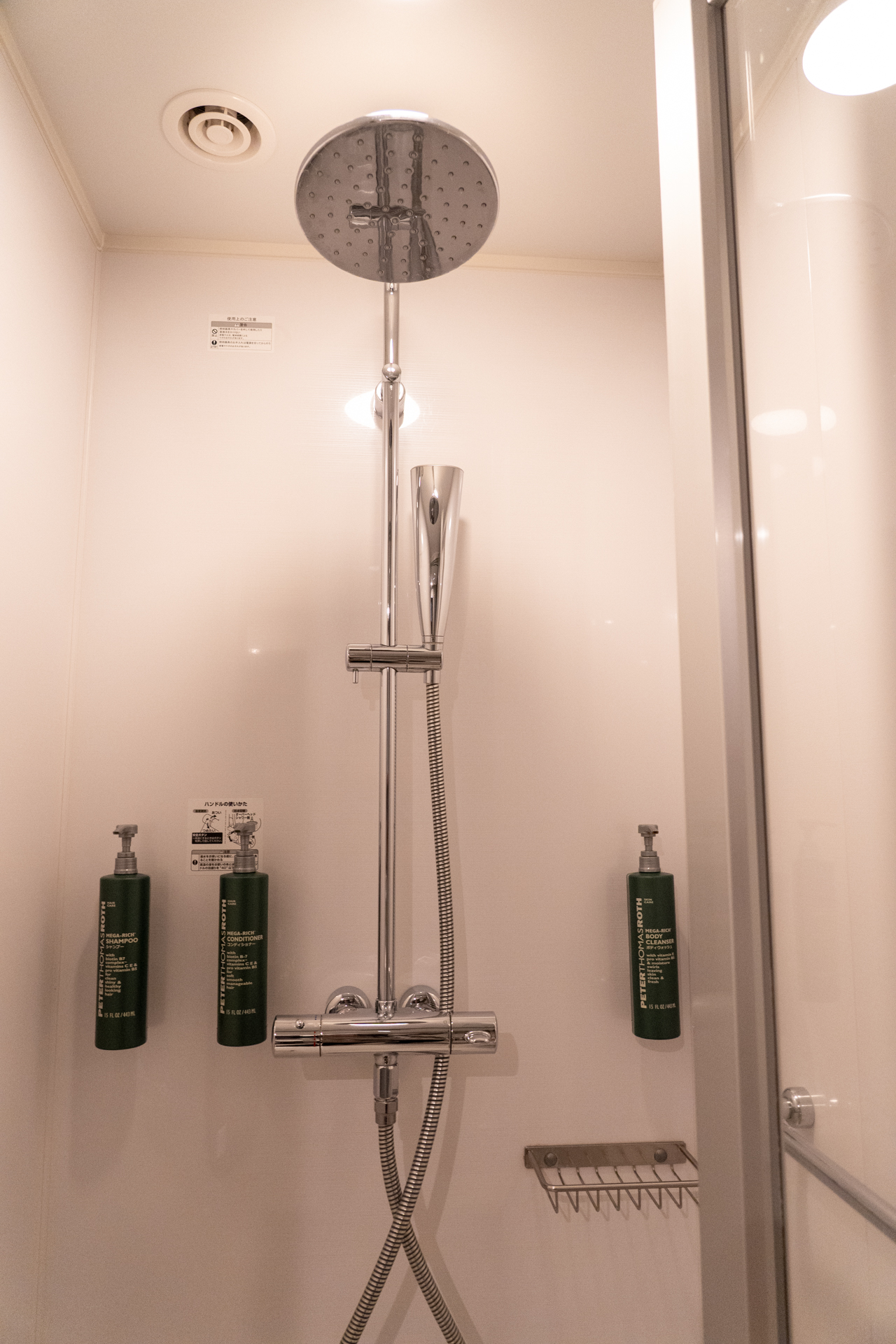 バスタブでなくシャワーを備えたお部屋