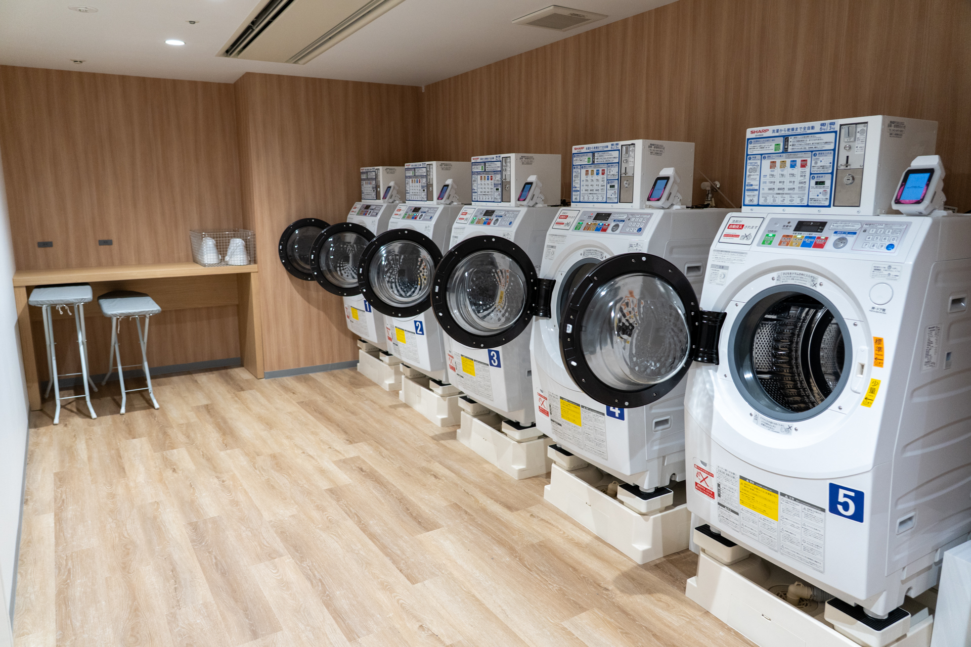 3階には5台のコインランドリーを設置。使用状況が客室のテレビで確認できて便利
