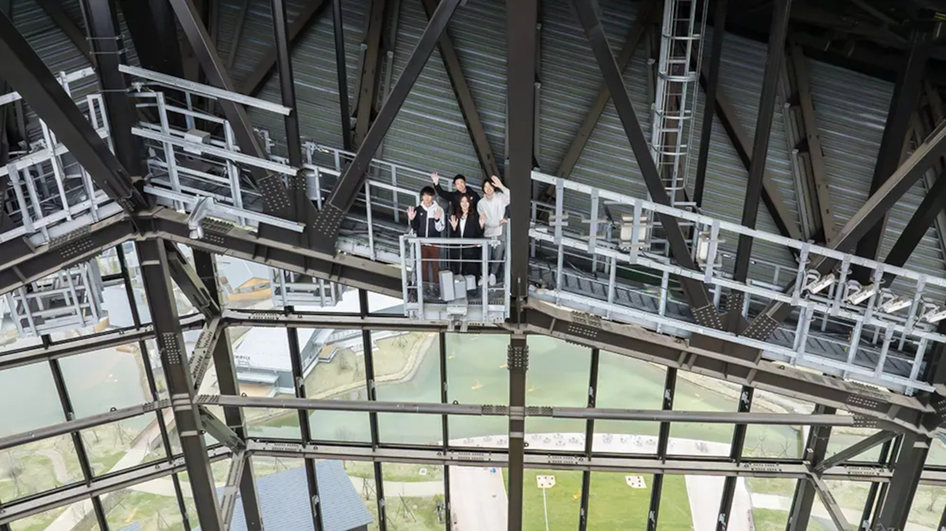 通常は立ち入ることのできない地上70mの点検用通路（キャットウォーク）