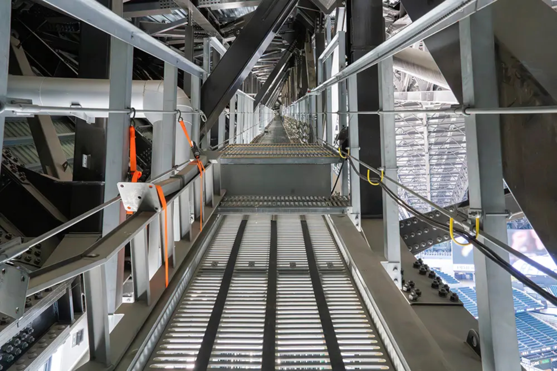 通常は立ち入ることのできない地上70mの点検用通路（キャットウォーク）