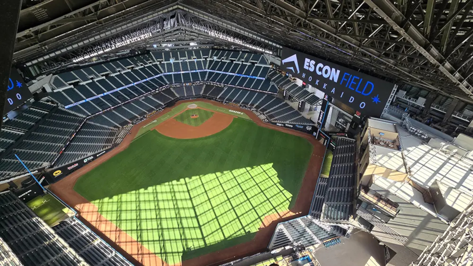 エスコンフィールド最上部からの眺め。開閉式屋根の巨大なトラス構造も間近で観察できる