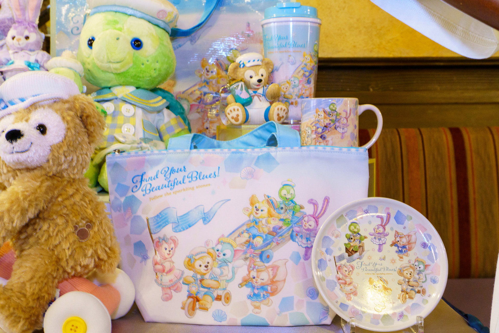 奥からタンブラー（＋1700円）、ミニスナックケース（1700円）、カップ（＋900円）、ランチケース（＋1500円）、プレート（＋900円）