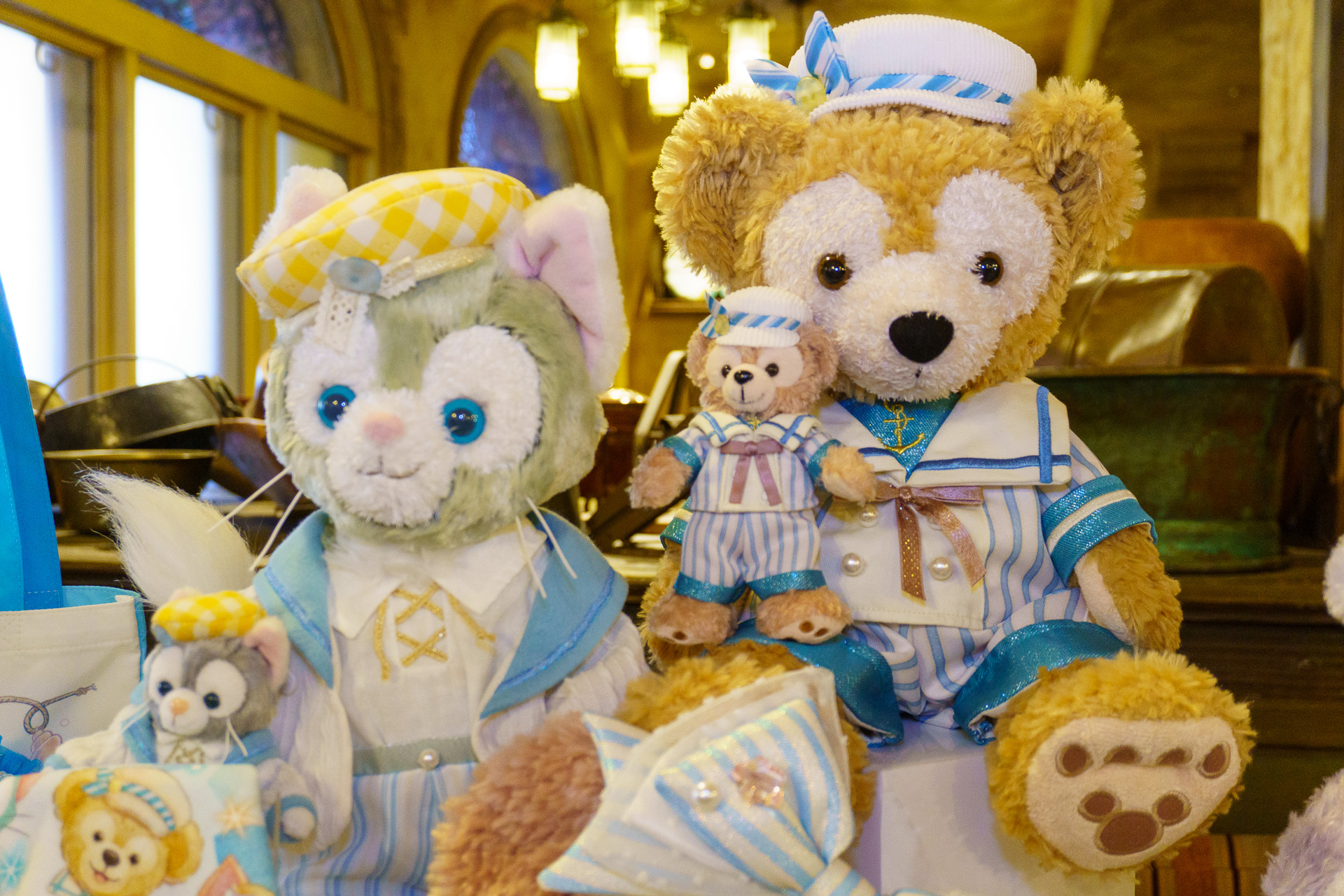 ぬいぐるみコスチューム（各5800円）とぬいぐるみバッジ（各2800円）