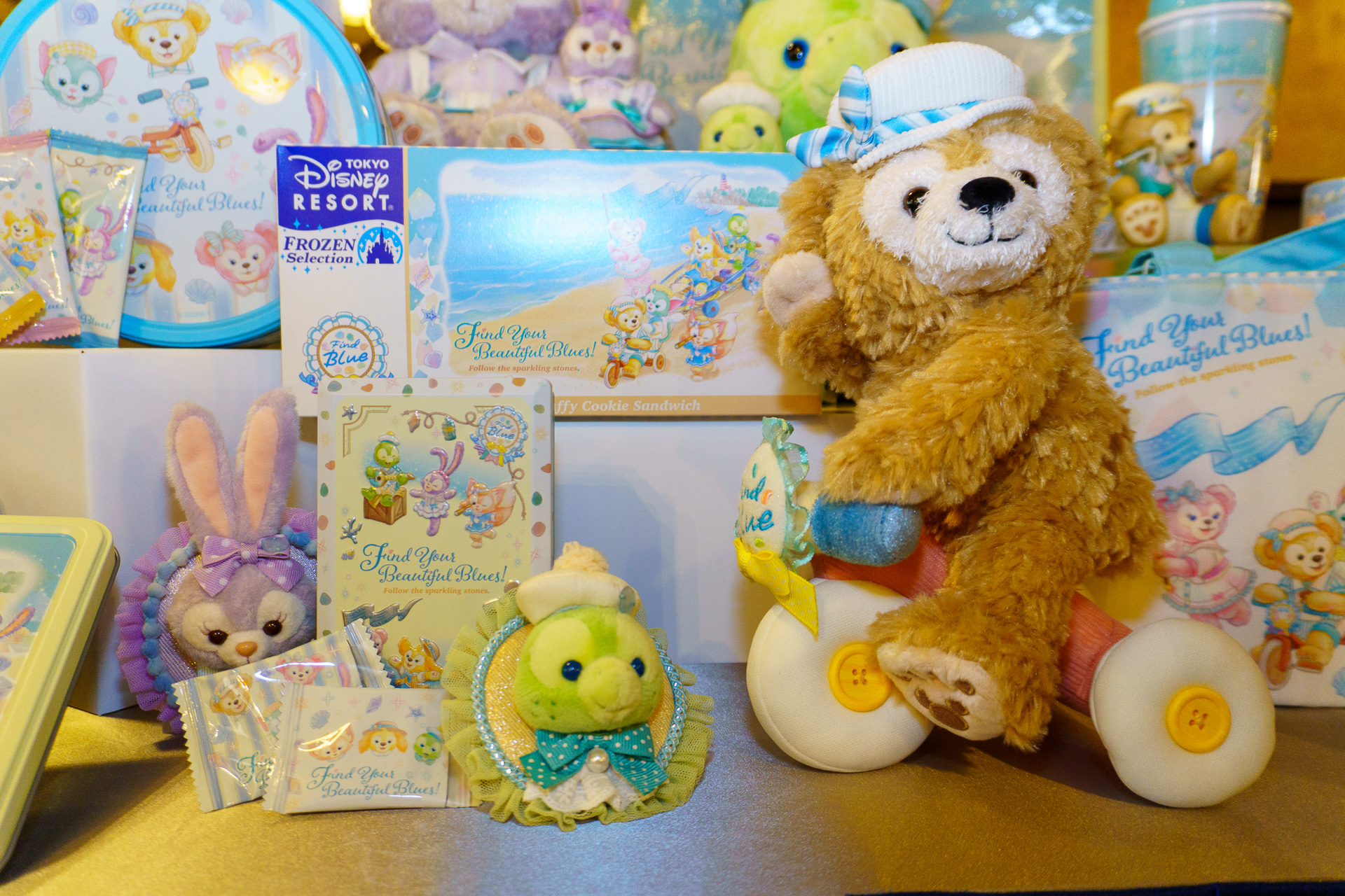 ファインド・ブルー号に乗ったダッフィーのぬいぐるみ（5400円）ほか