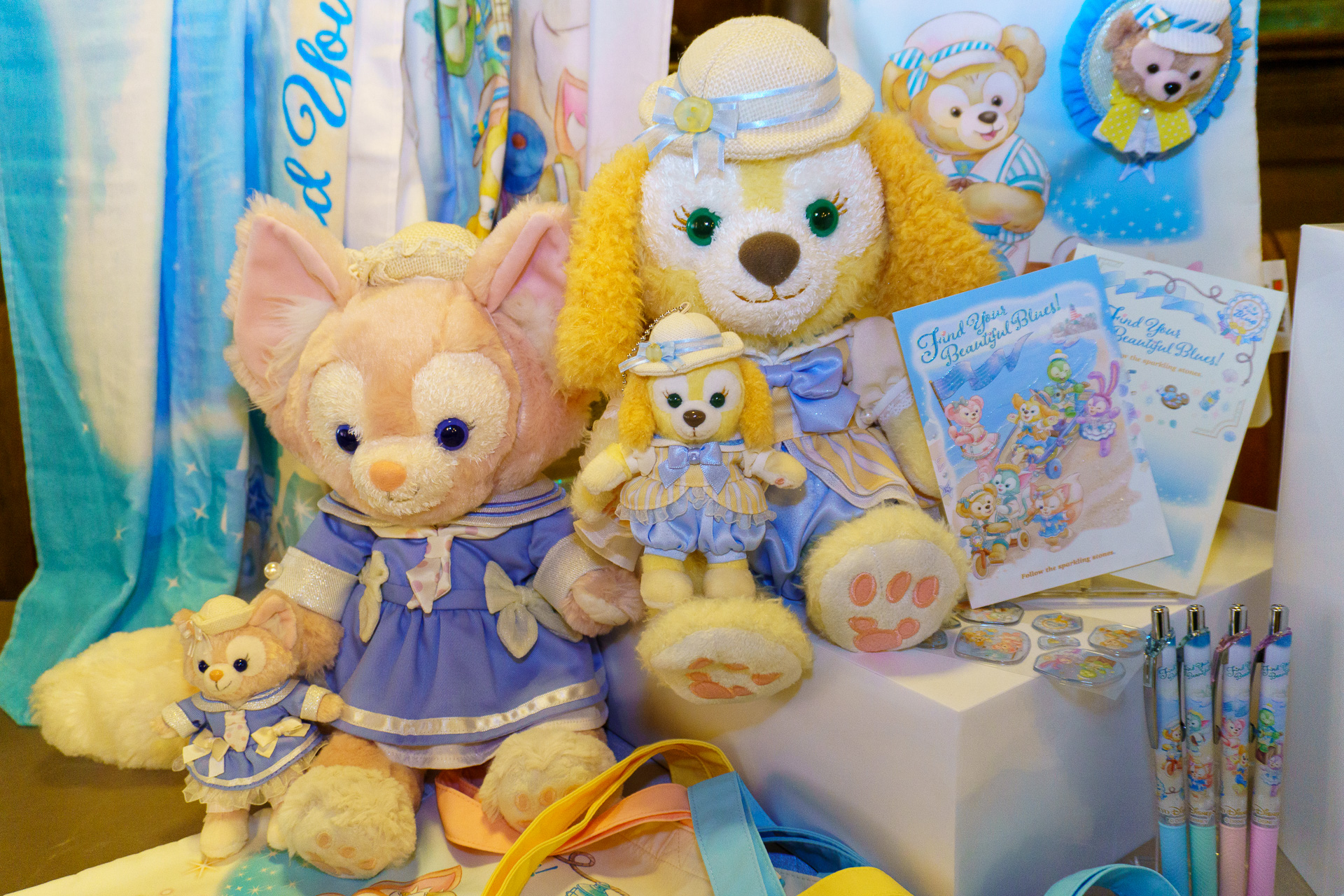 ぬいぐるみコスチューム（各5800円）とぬいぐるみバッジ（各2800円）