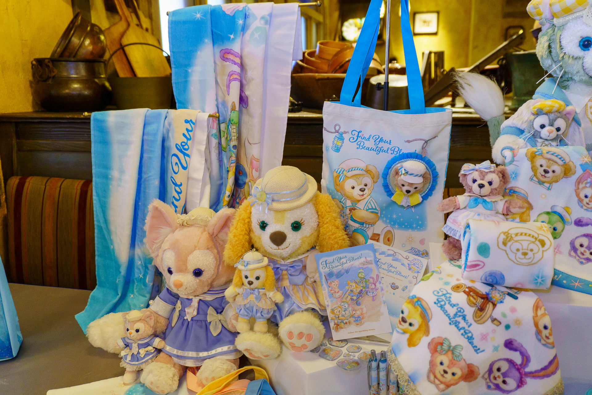 左奥はワイドバスタオル（4500円）、ランダムのトートバッグとクリップのコーディネート例も