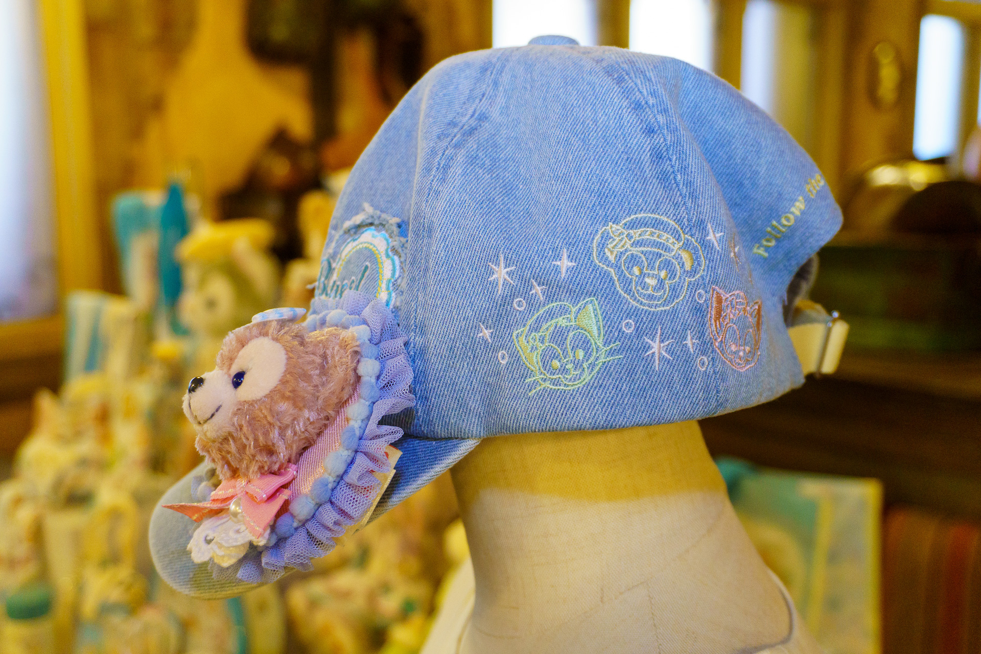 デニム素材のキャップ（3500円）にクリップを付けた様子。キャップは後ろ姿もポイント