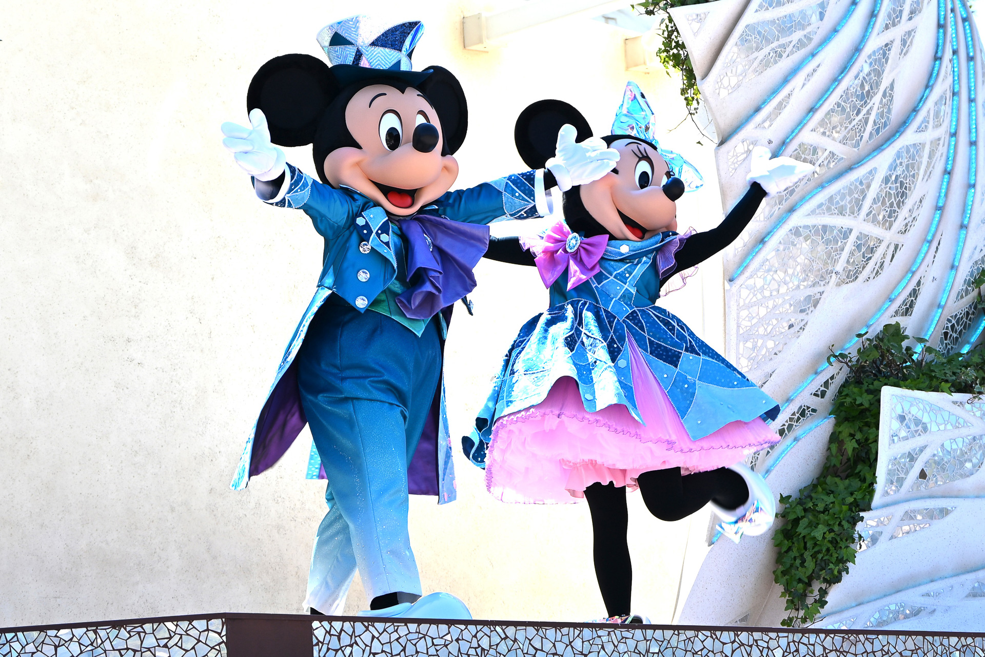 世界の音楽＆リズムが楽しめる「ダンス・ザ・グローブ！」。期間限定でグランドフィナーレ部分が25周年バージョンとなっている