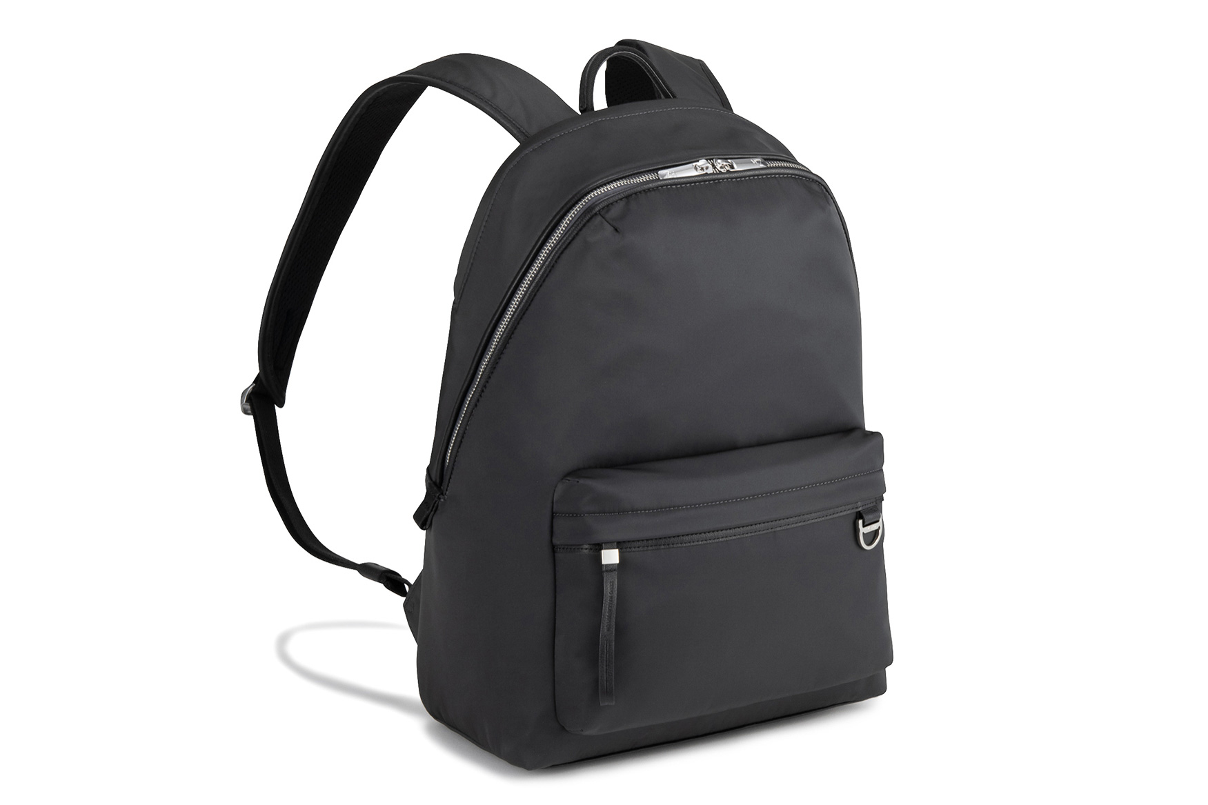 バックパックは背面に通気性のよいエアメッシュを採用