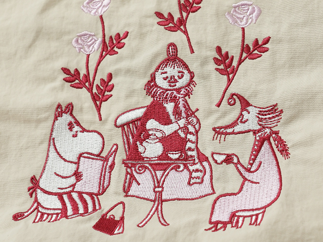 ムーミンママたちが読書や編み物、ティータイムなど思い思いに過ごすシーンを繊細な刺繍で表現