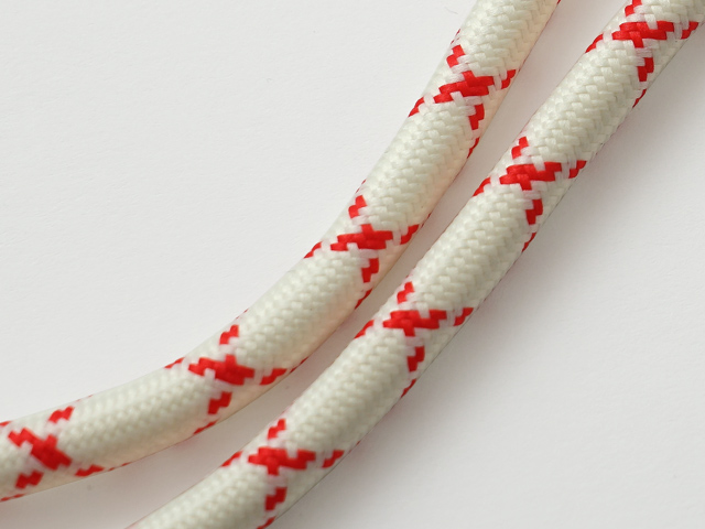 ハンドルはかわいいロープ風デザイン。丈夫かつ柔らかくて持ちやすいポリエステル素材