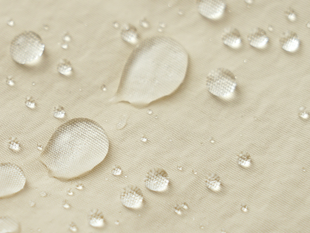 生地は軽撥水加工されたナイロン素材。梅雨の時期や天候が変わりやすいレジャーにも使いやすい