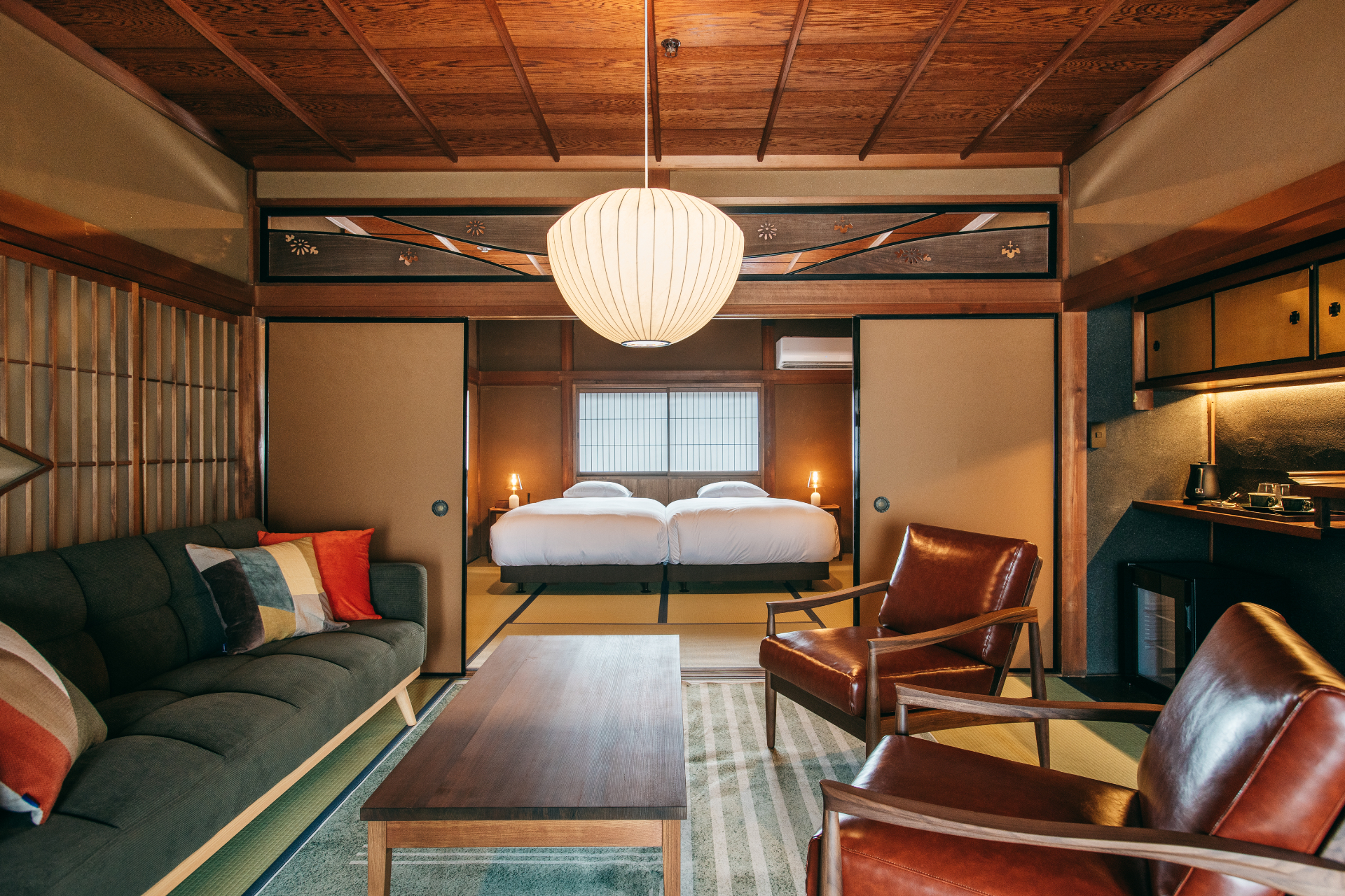 古民家宿「RITA御所まち」の客室。万年筆でのチェックイン体験や庭園を望む宿泊者限定ラウンジも人気。夕食はツツジの赤をイメージした前菜から始まる「葛城春コースディナー」で、地酒「風の森」のペアリングも楽しめる