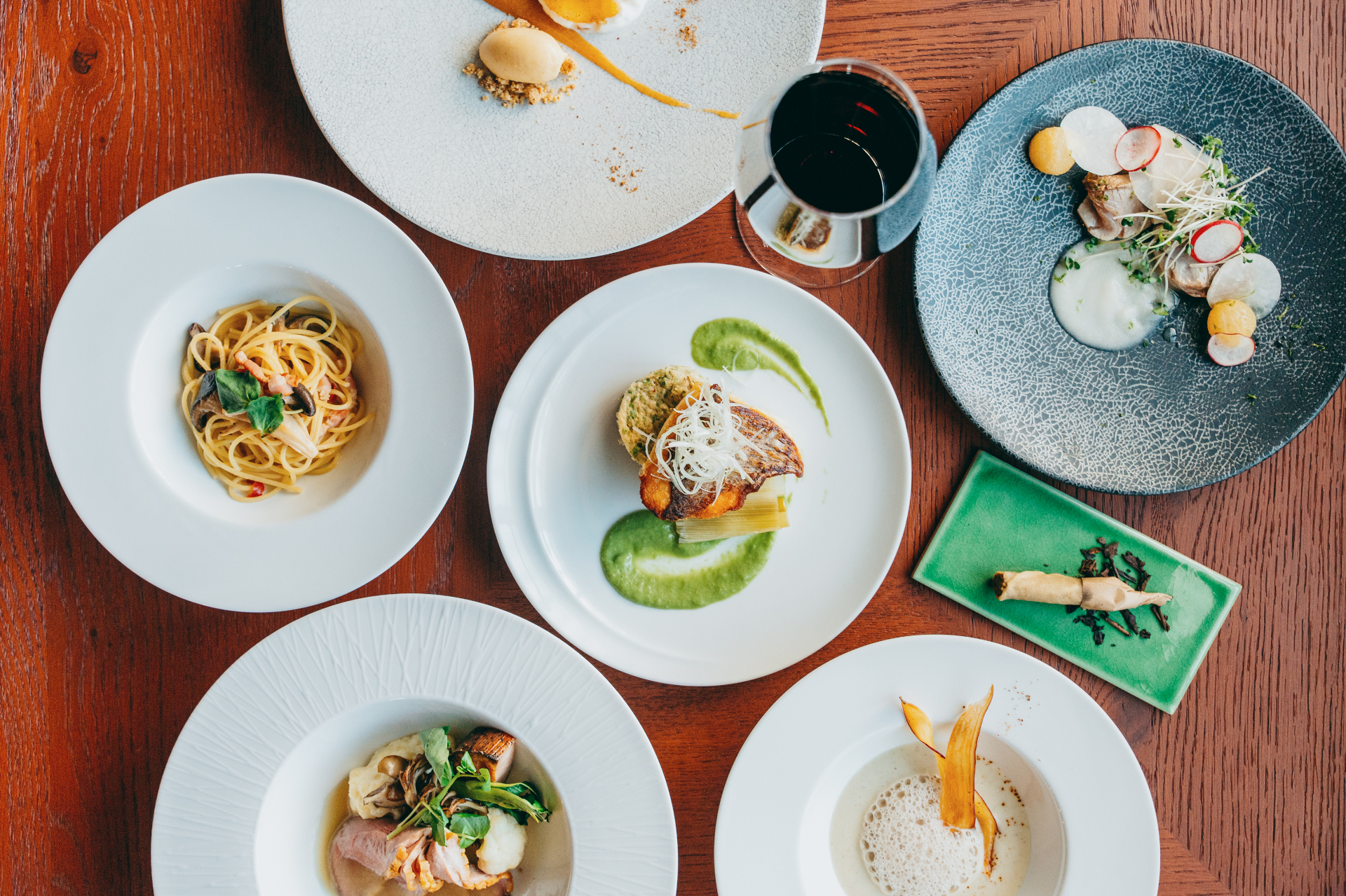 古民家宿「RITA御所まち」の客室。万年筆でのチェックイン体験や庭園を望む宿泊者限定ラウンジも人気。夕食はツツジの赤をイメージした前菜から始まる「葛城春コースディナー」で、地酒「風の森」のペアリングも楽しめる