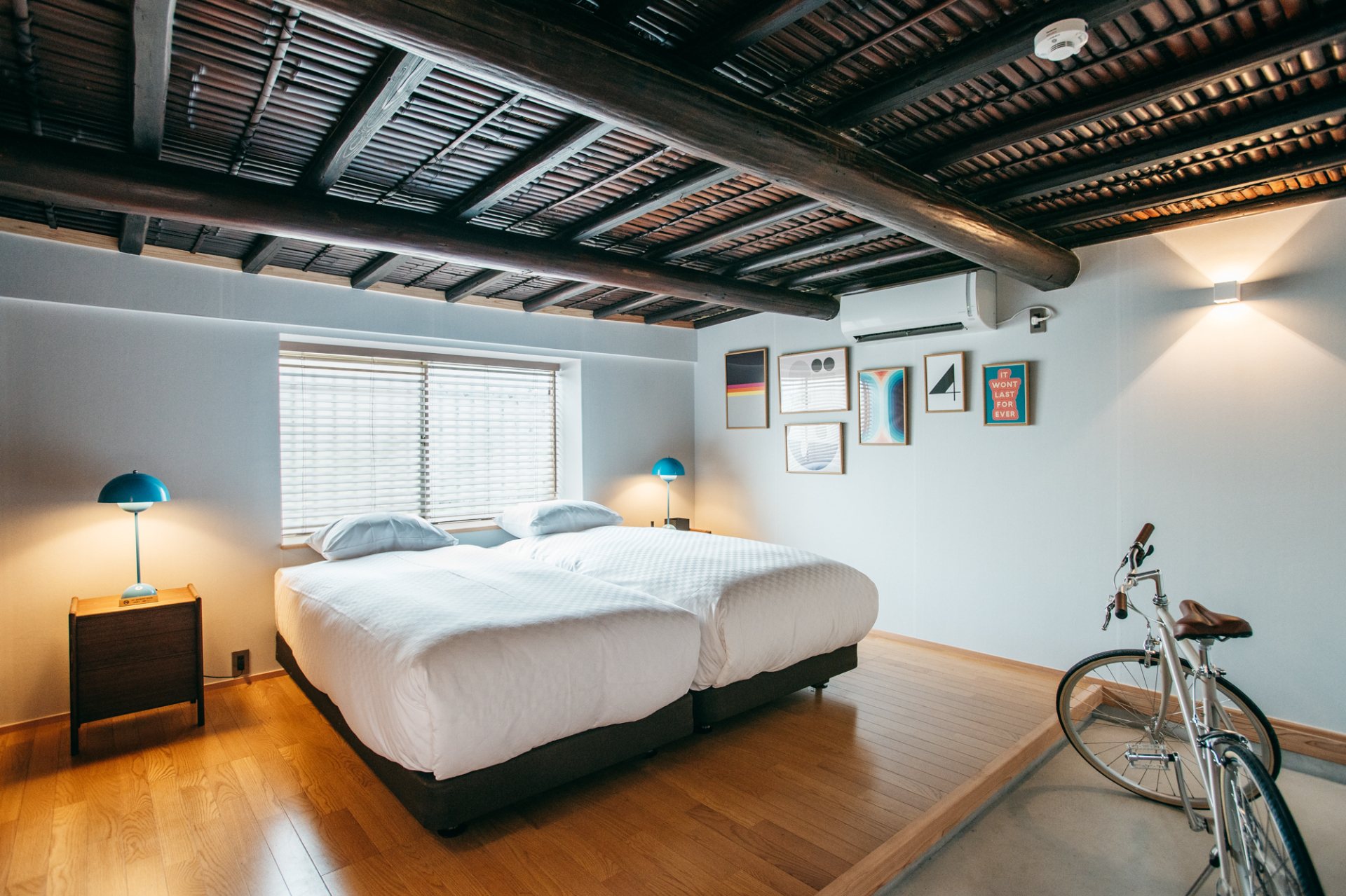 かつては自転車屋だった昭和レトロな趣の宿「宿チャリンコ」。プランでは電動自転車をレンタル可能だが、自前の自転車持ち込みOKな客室もある