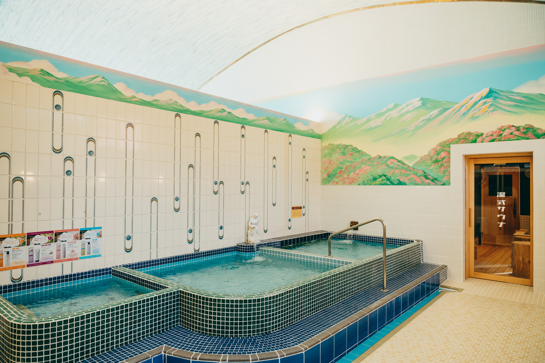 サイクリングやまち歩きで汗をかいたあとは、宿から徒歩数分の銭湯「御所宝湯」に入浴でき、フィンランド式サウナでととのう体験も