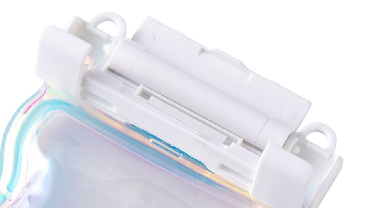 片手でも素早く開け閉めできるワンタッチ開閉クリップを採用。プールや海、フェス、お風呂などでしっかり水の浸入を防ぐ