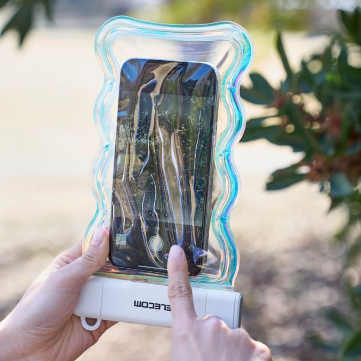 ケースに入れたままタッチパネルの操作が可能。透明素材を使用しているためクリアに写真・動画撮影ができ、Face ID、顔認証にも対応